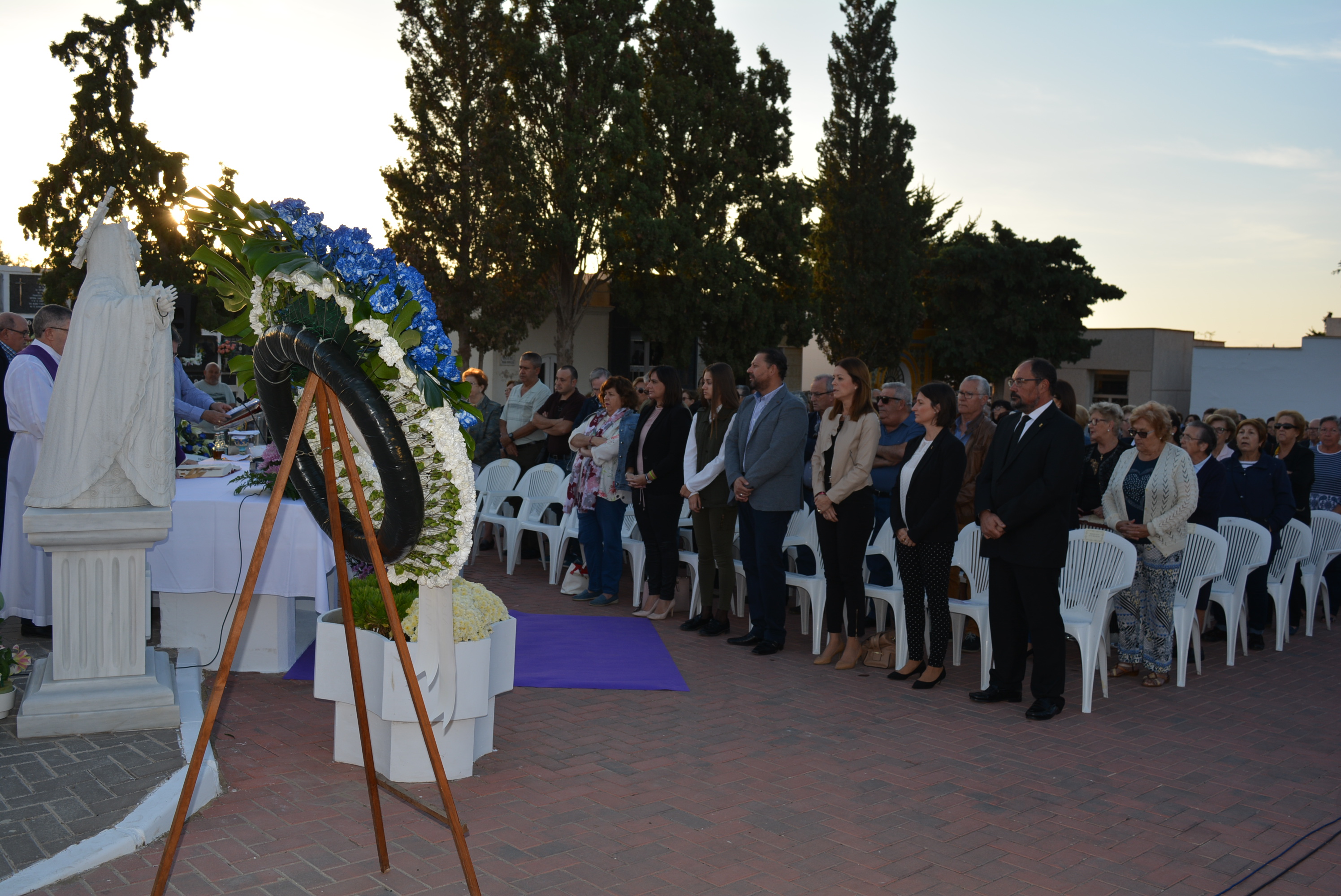 Medio millar de personas asisten a la misa de los Fieles Difuntos