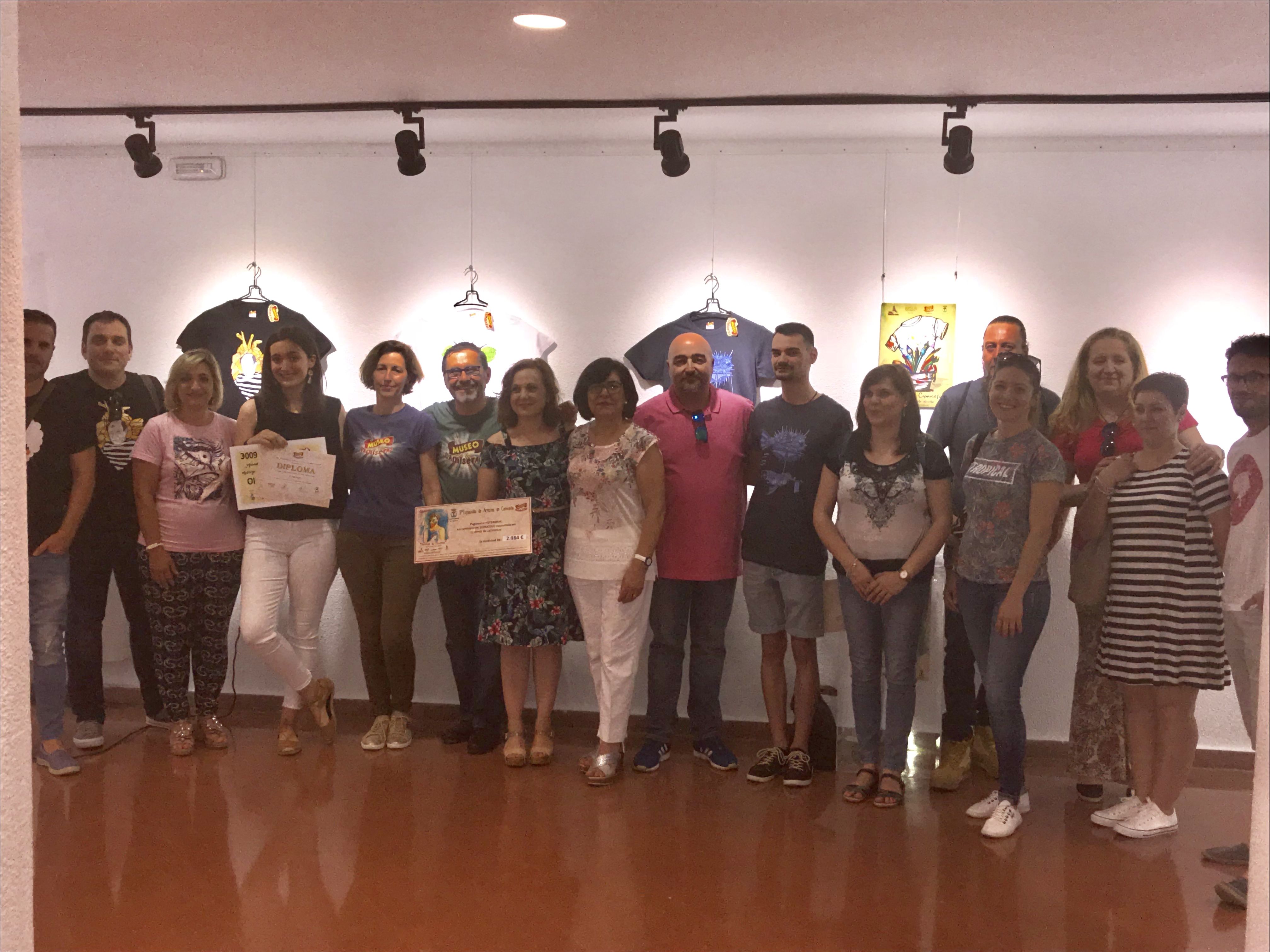 La II Exposición de Artistas en Camiseta logra recaudar 3.000 euros para Asteamur