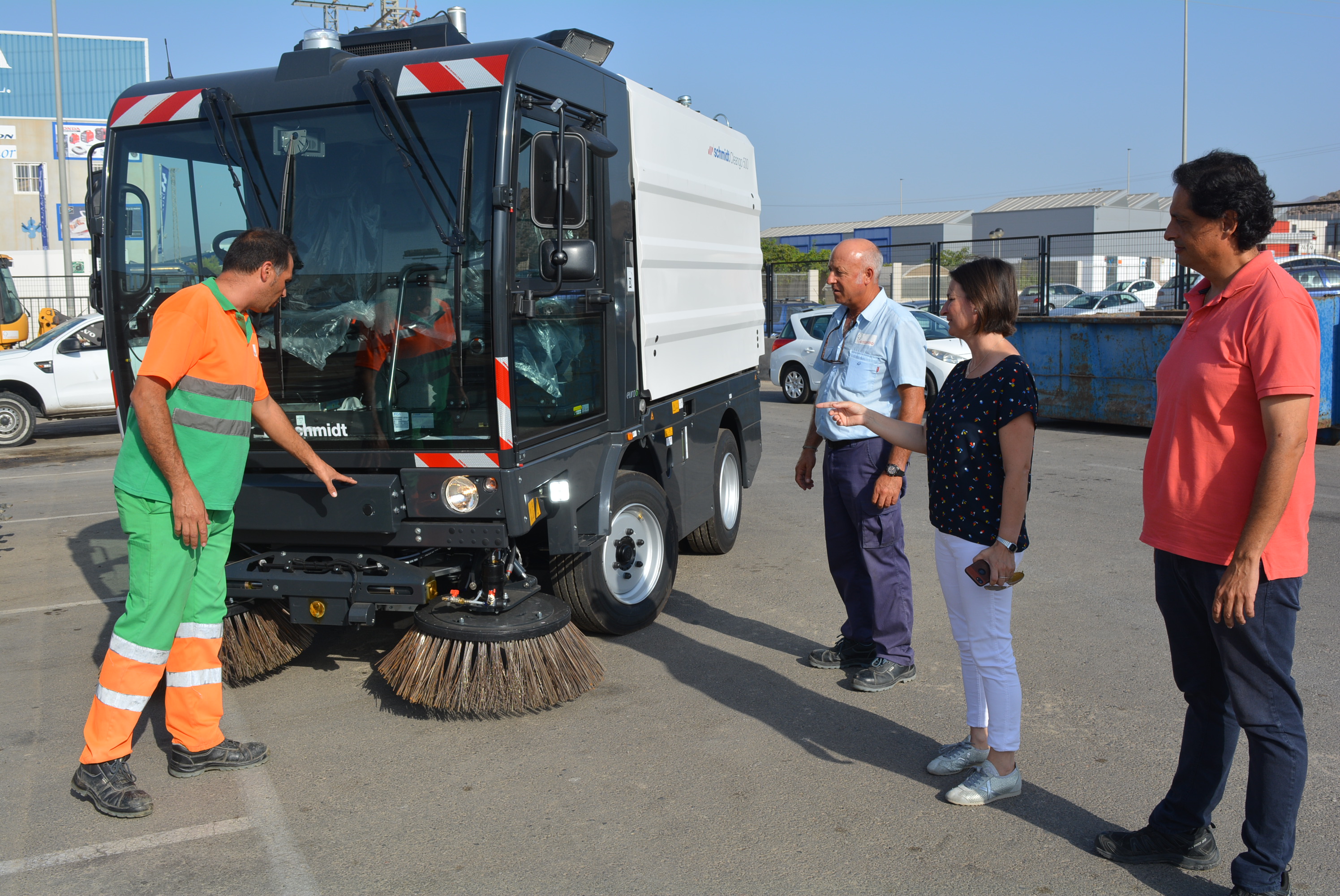 La empresa concesionaria de limpieza presenta la nueva flota de barredoras mecánicas
