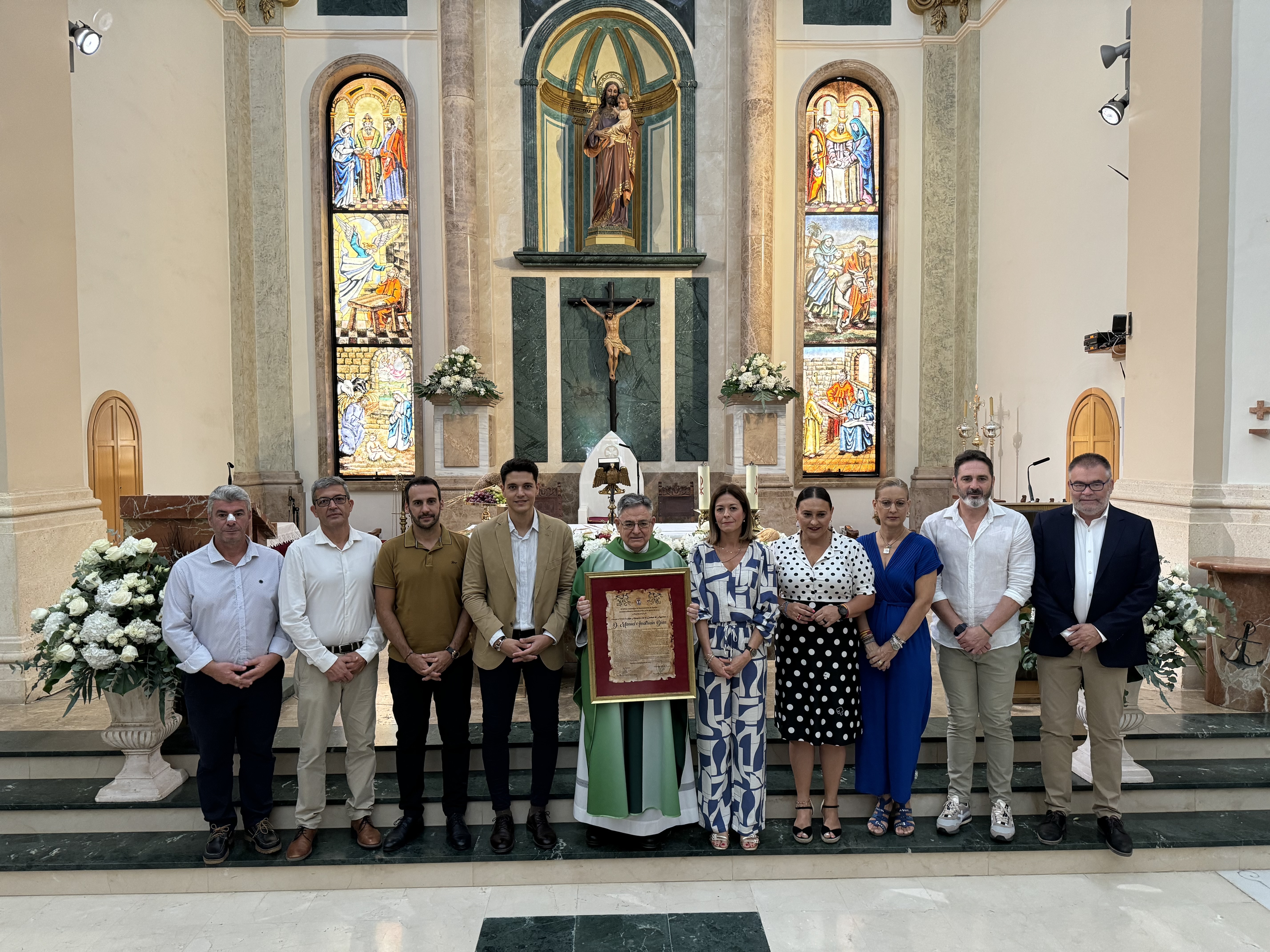 El párroco Don Manuel Amatriaín recibe su distinción como Hijo Adoptivo de Águilas