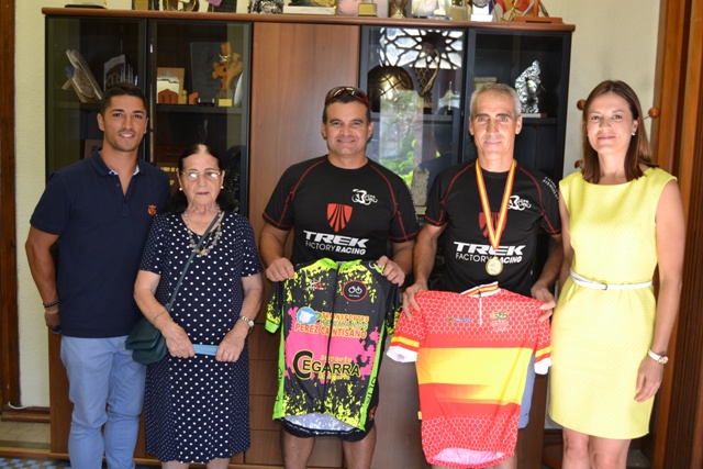 Tomás Ortega, campeón de España de ciclismo, es recibido por la alcaldesa y el edil de Deportes