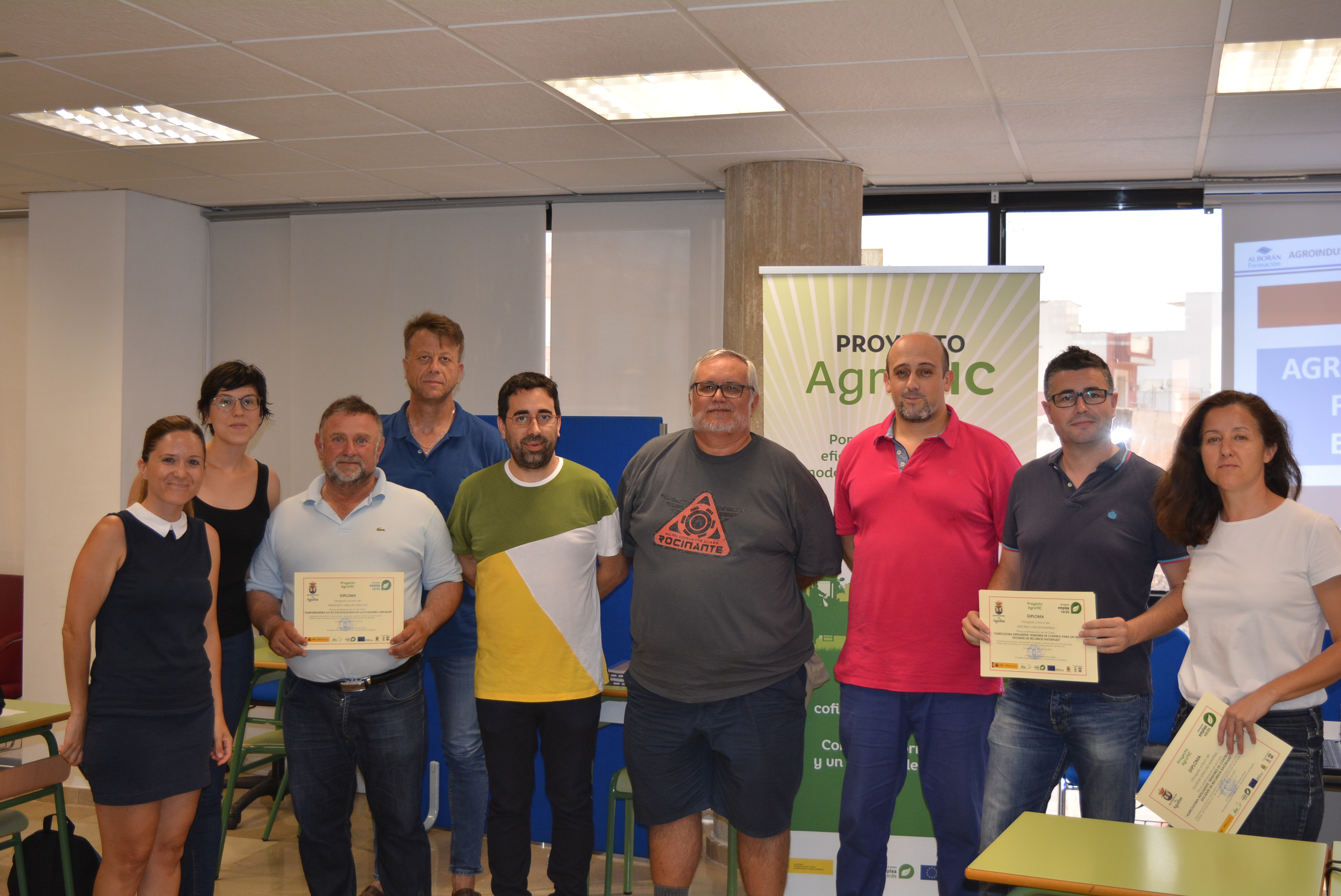 El edil de Desarrollo Local hace entrega de los diplomas del Proyecto Agro Tic