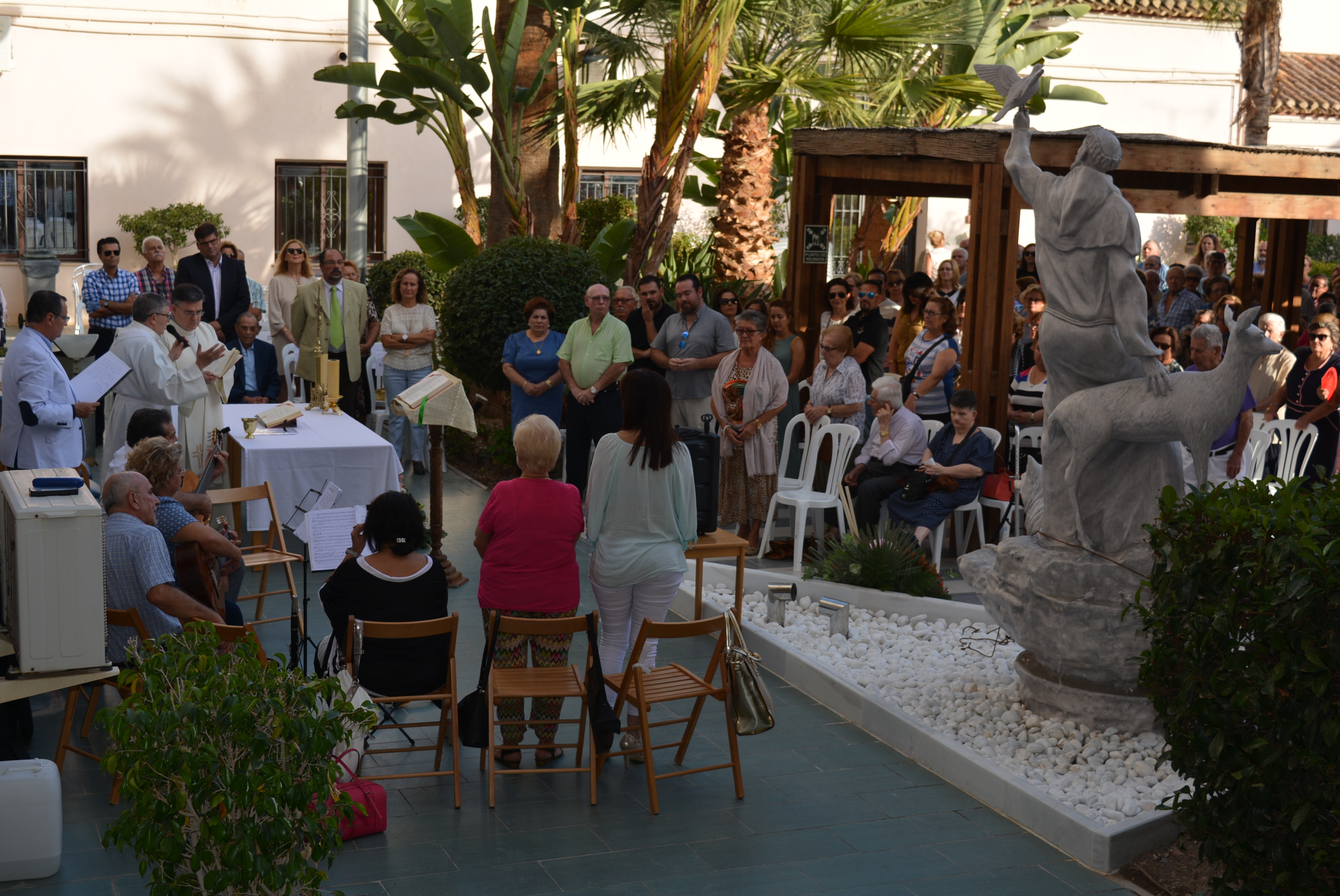 San Francisco preside desde ayer el patio de la Residencia de Ancianos de Águilas