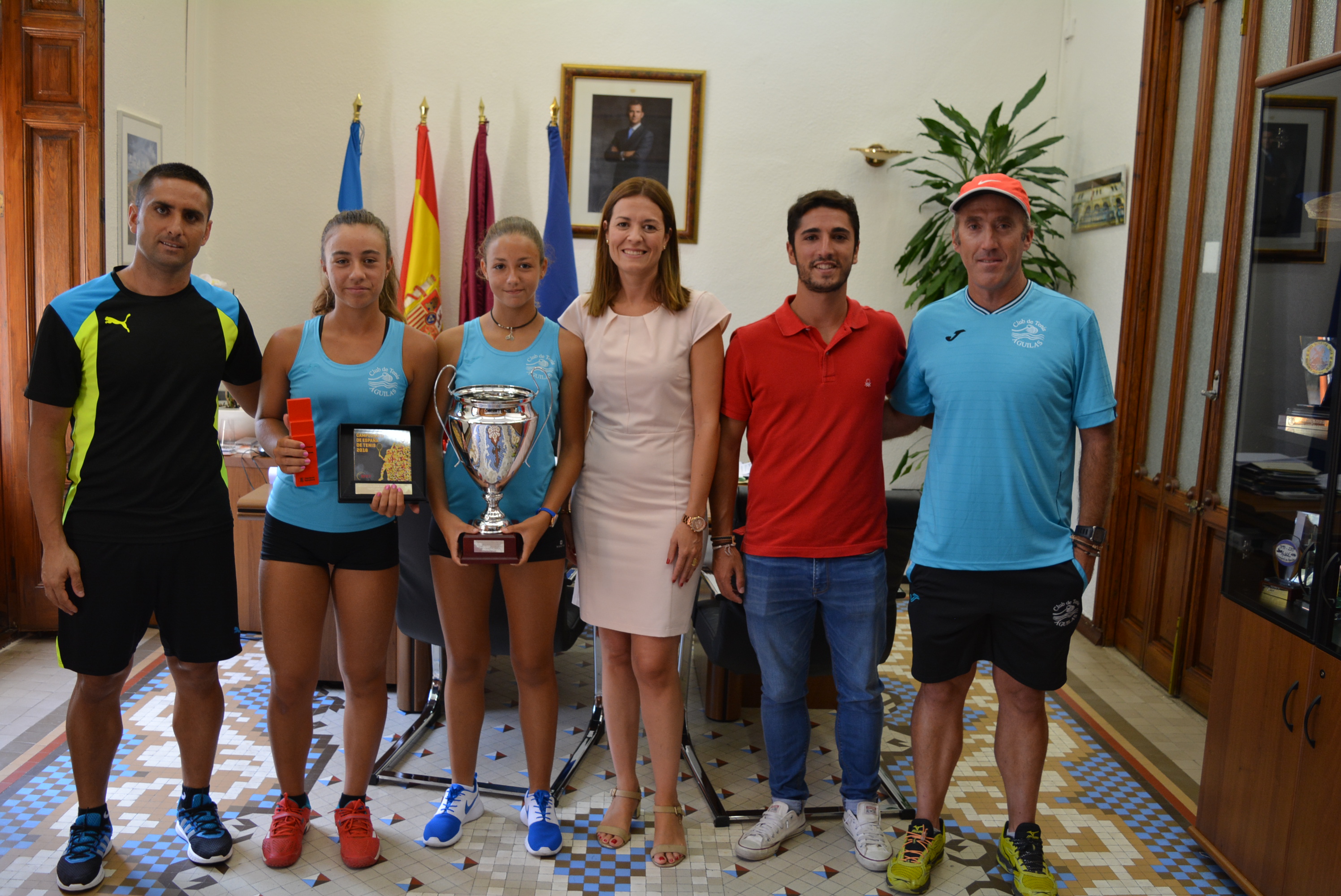 Moreno y Casado felicitan por sus triunfos al equipo femenino del Club de Tenis Águilas