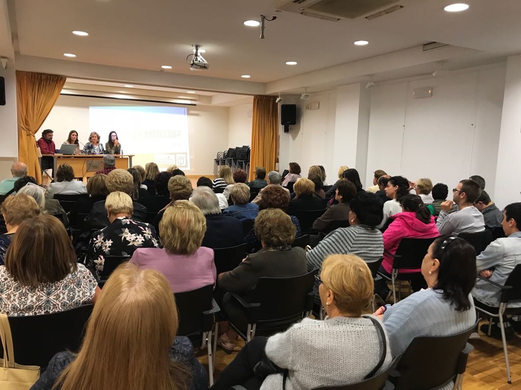 La asociación de Amas de Casa participa en una charla sobre reciclaje en el hogar