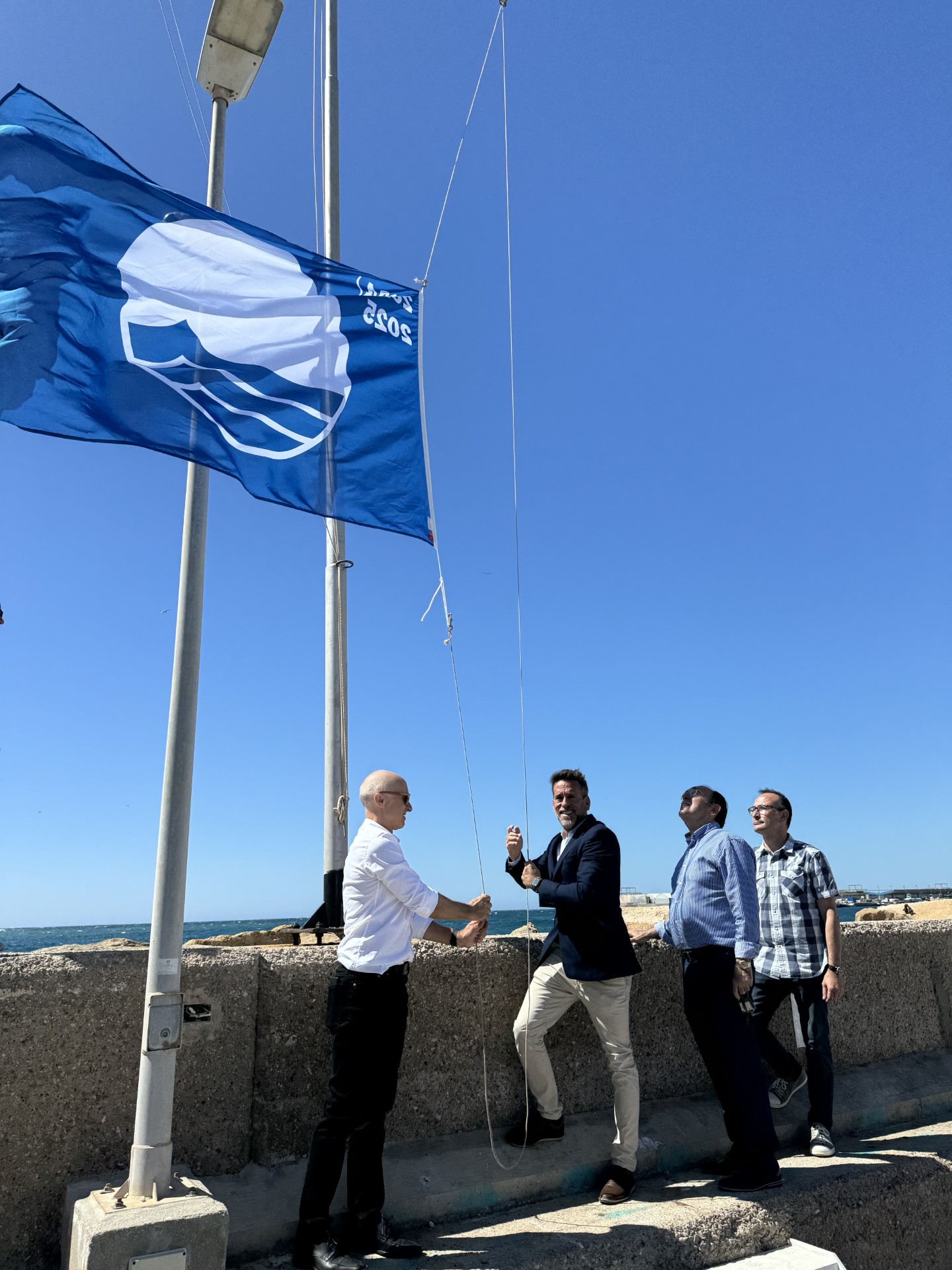 La Bandera Azul ya ondea en el Puerto Deportivo del Club Náutico