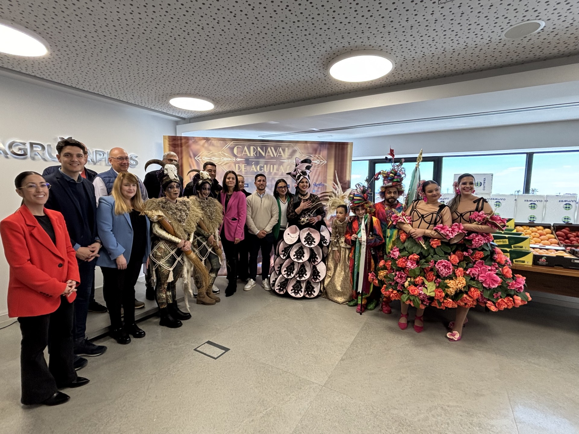 Los personajes del Carnaval reciben su peso en productos de la tierra