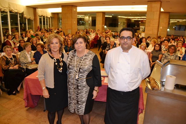 Las amas de casa de Águilas aprenden nuevas recetas en el XIX curso de cocina navideña 