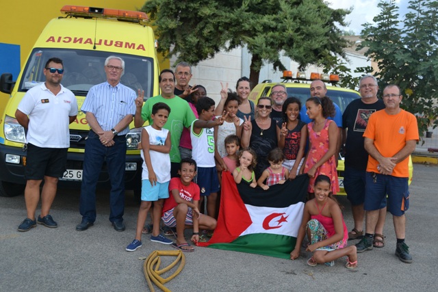 Los niños saharauis del Programa Vacaciones en Paz comparten una jornada de convivencia con los miembros de Protección Civil