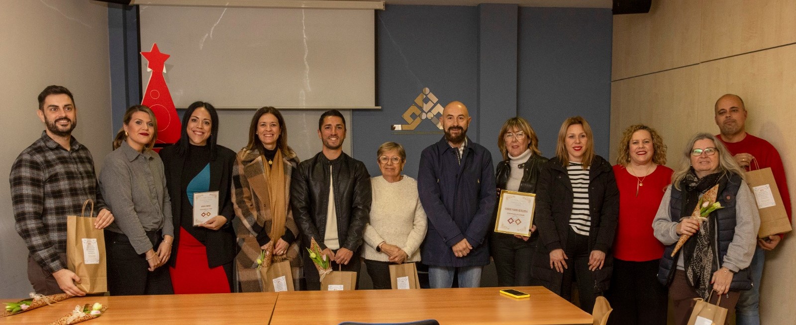 Nuria Navarro, Ángeles Navarro y María Sanchez-Fortún, ganadoras de los cheques-compra de la campaña navideña Acia para fomento de las compras en el comercio local