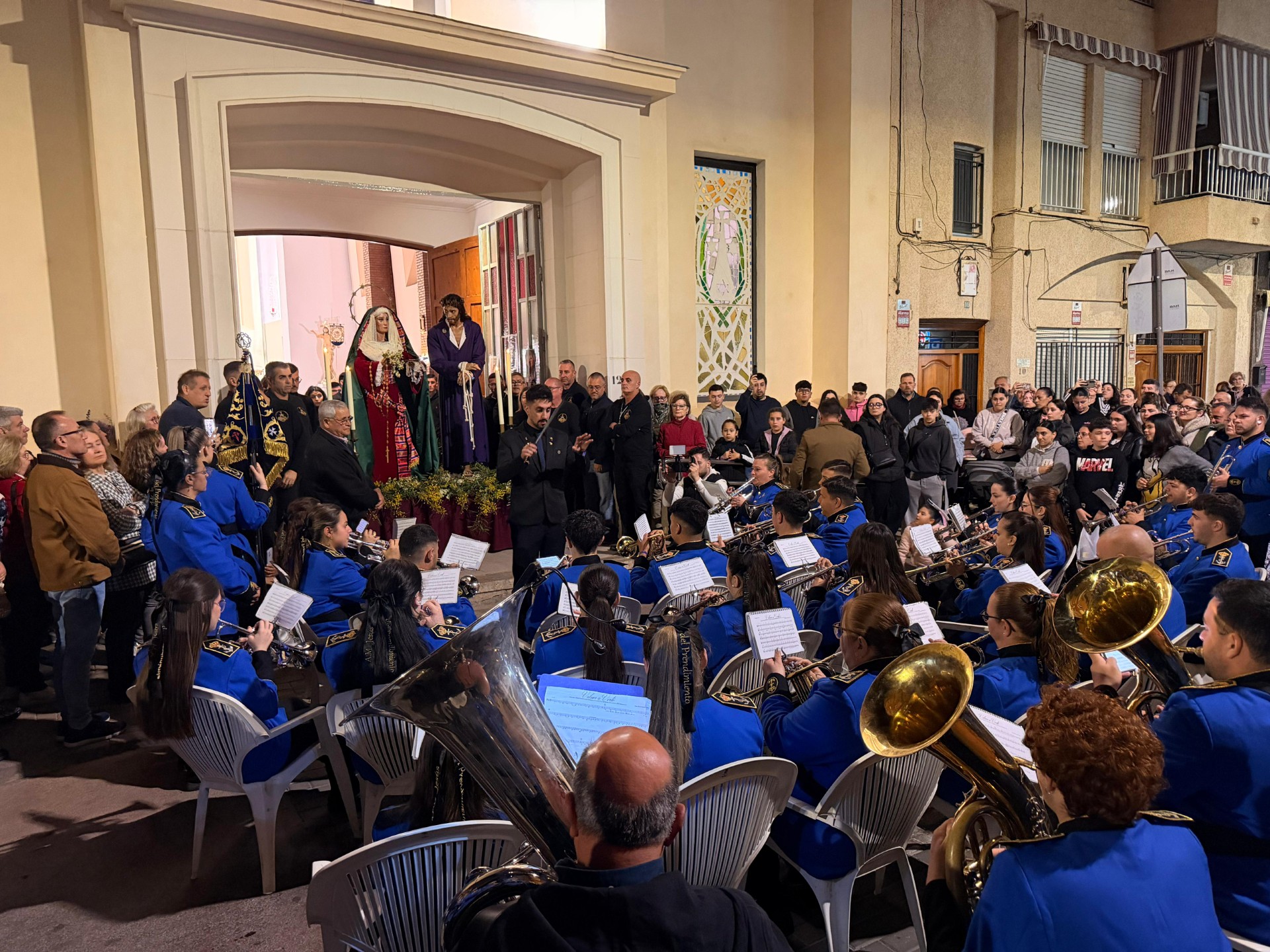 El traslado de la Soledad y el Nazareno se enriquece con el estreno de una nueva marcha procesional