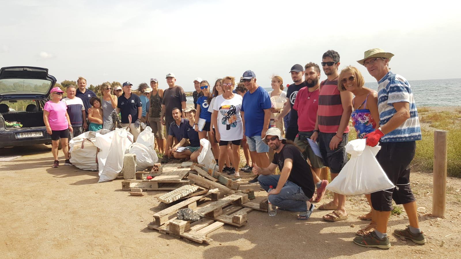 Limpieza de la playa de El Rafal con motivo del World Cleanup Day