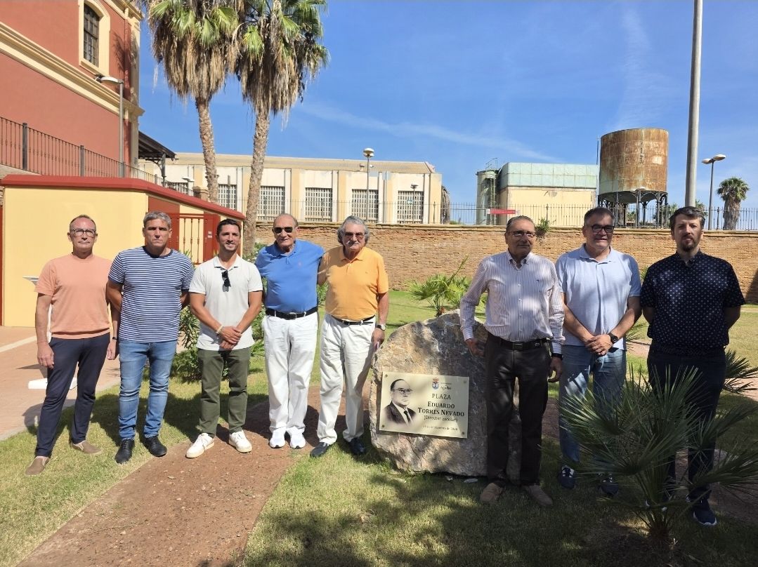 El espacio verde contiguo a la estación del tren es nominada como Plaza Maestro D. Eduardo Torres Nevado