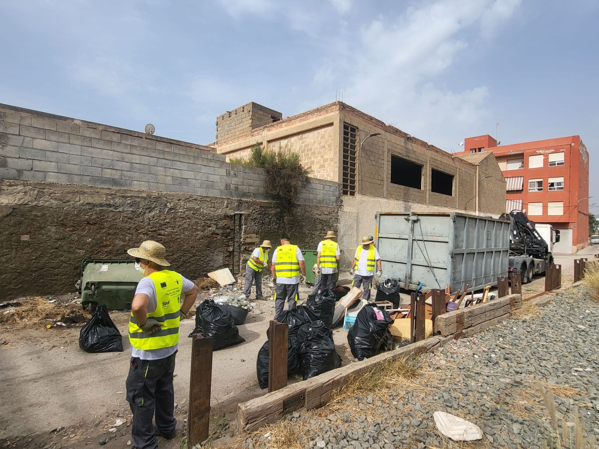 Los alumnos-trabajadores del programa experiencial "Águilas Más Limpia" retiran más de 120 sacos de residuos en las inmediaciones de la línea del ferrocarril