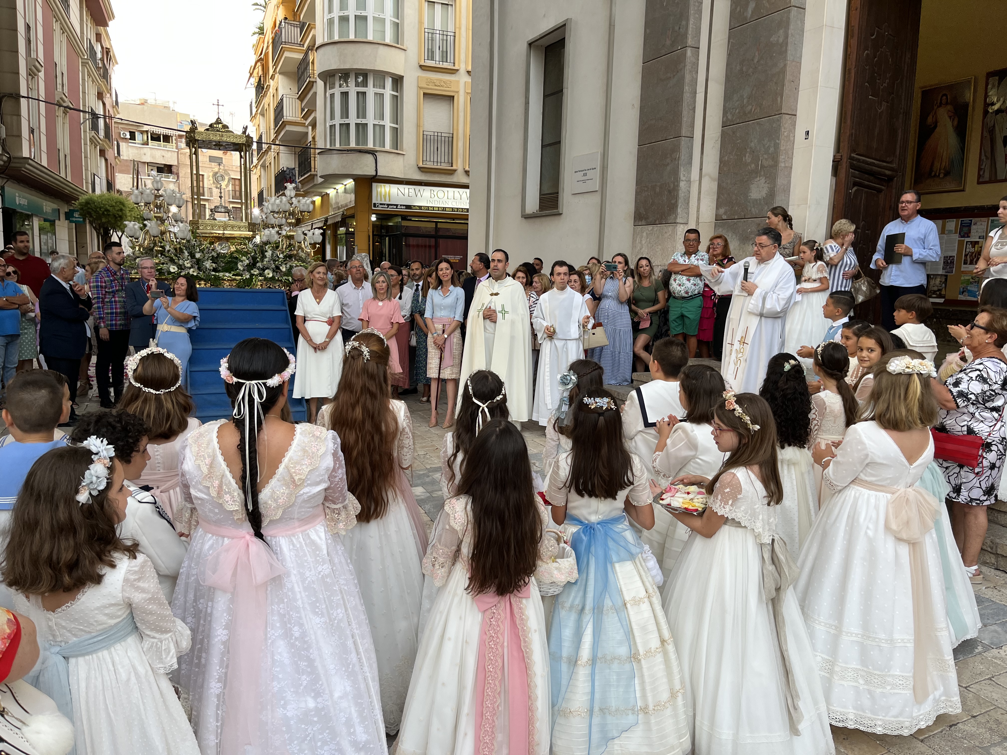 La procesión del Corpus Christi recorre las calles de la localidad