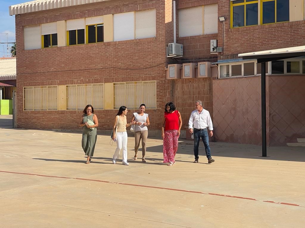 Los servicios de limpieza y jardinería ultiman los trabajos de puesta a punto de los colegios aguileños