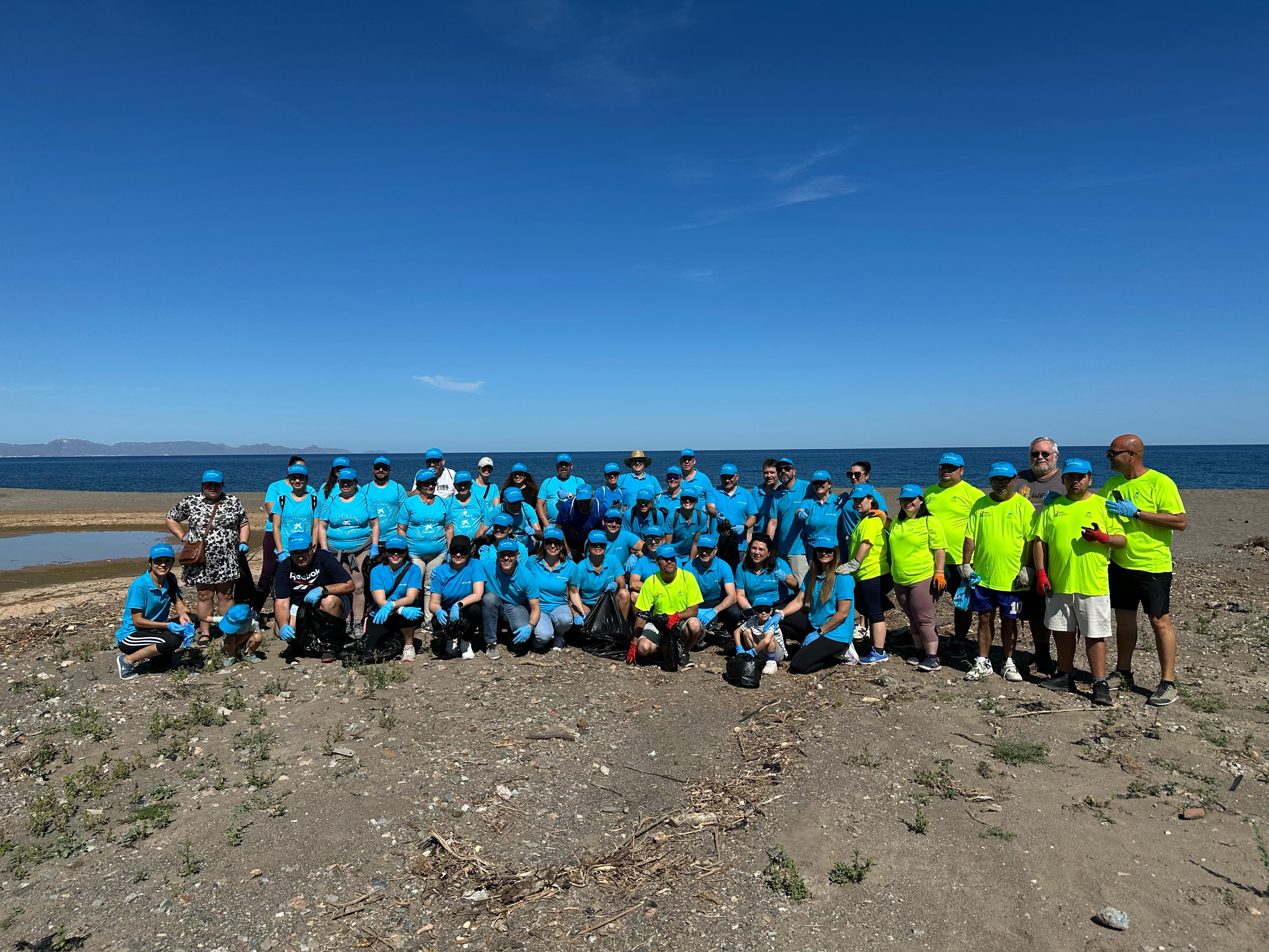 Medio centenar de personas participan en la jornada de limpieza de playas del voluntariado de Caixabank