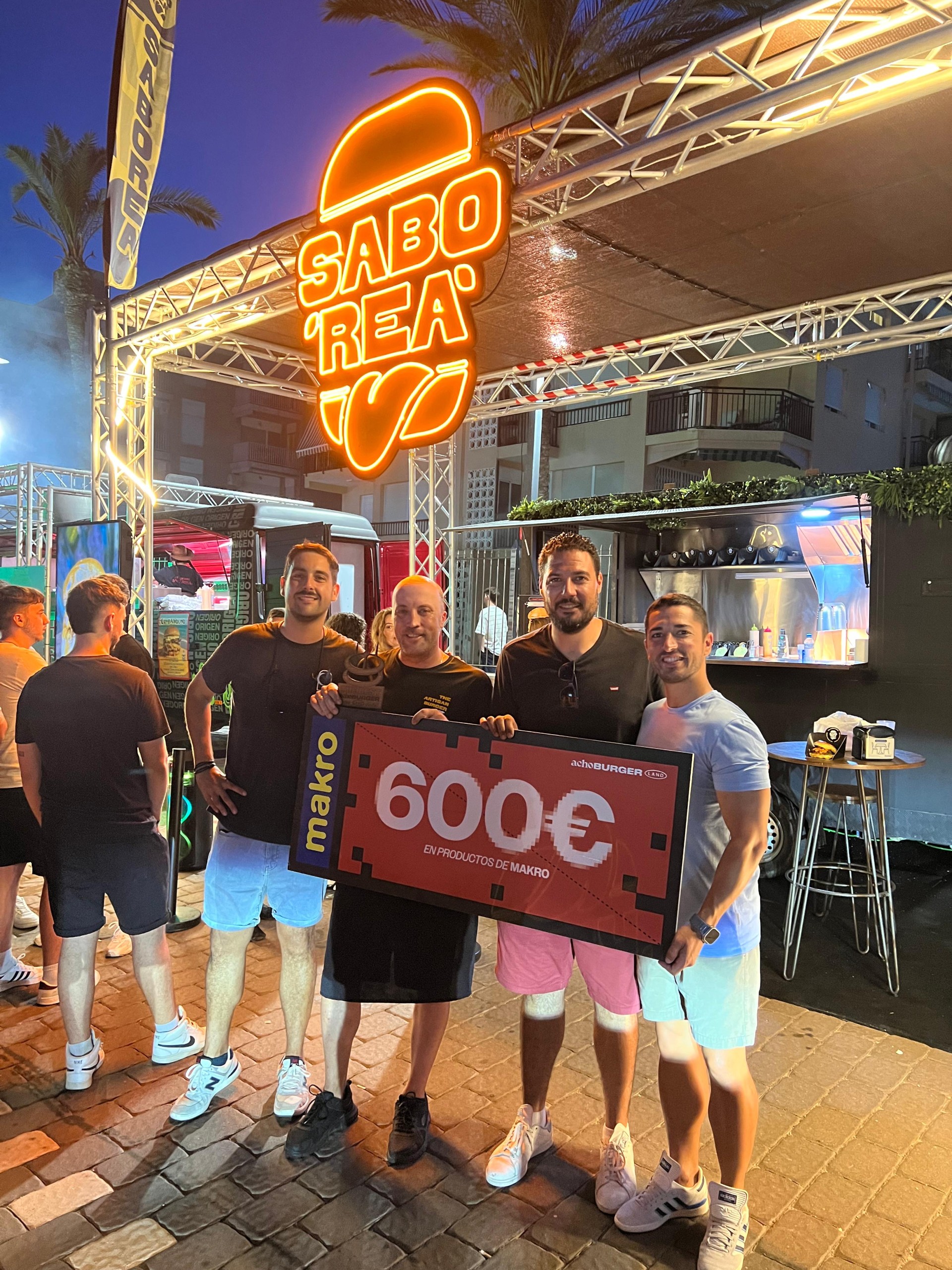 “Chati Deluxe” logra el primer premio del “Acho Burger Land”