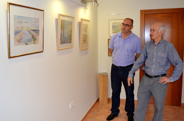 El artista murciano Pedro Serna exhibe su obra en el hotel Mayarí de Calabardina 