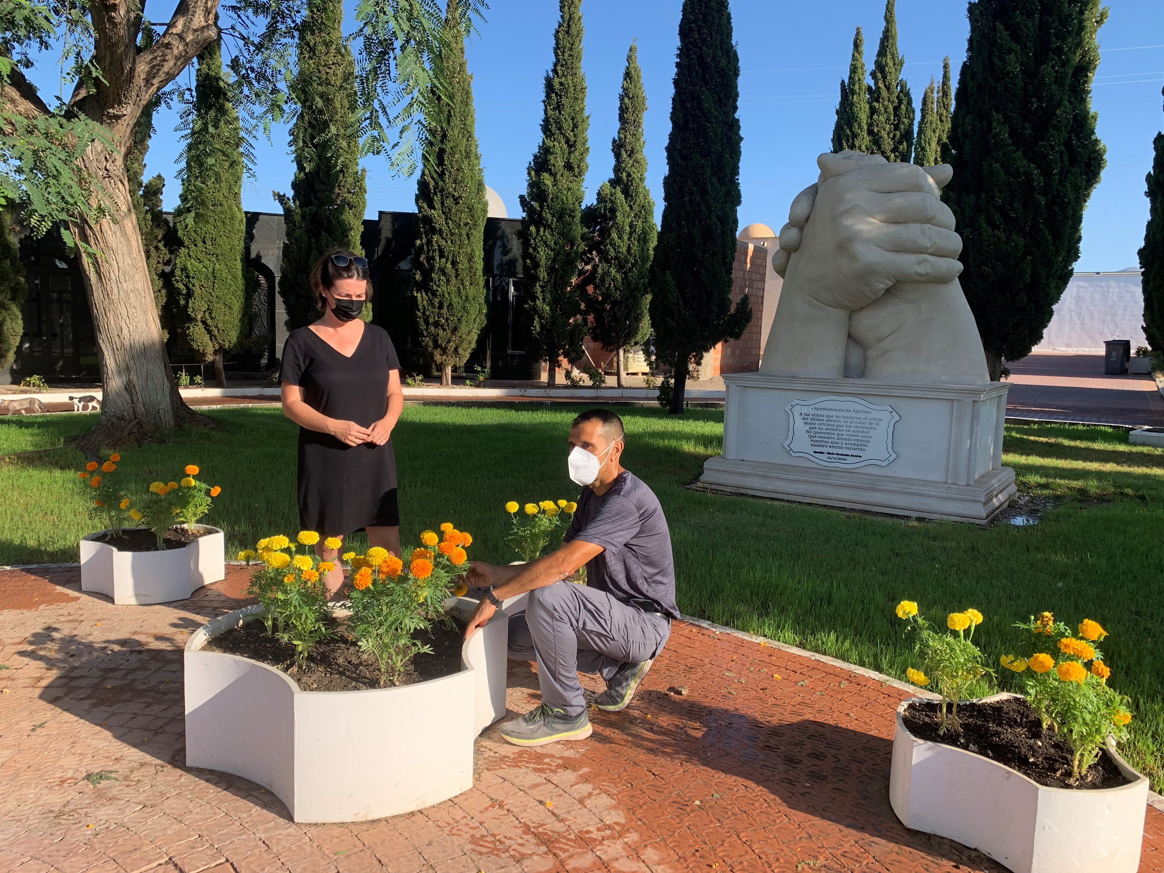 La edil de Cementerio supervisa las labores de limpieza y jardinería en el Camposanto aguileño