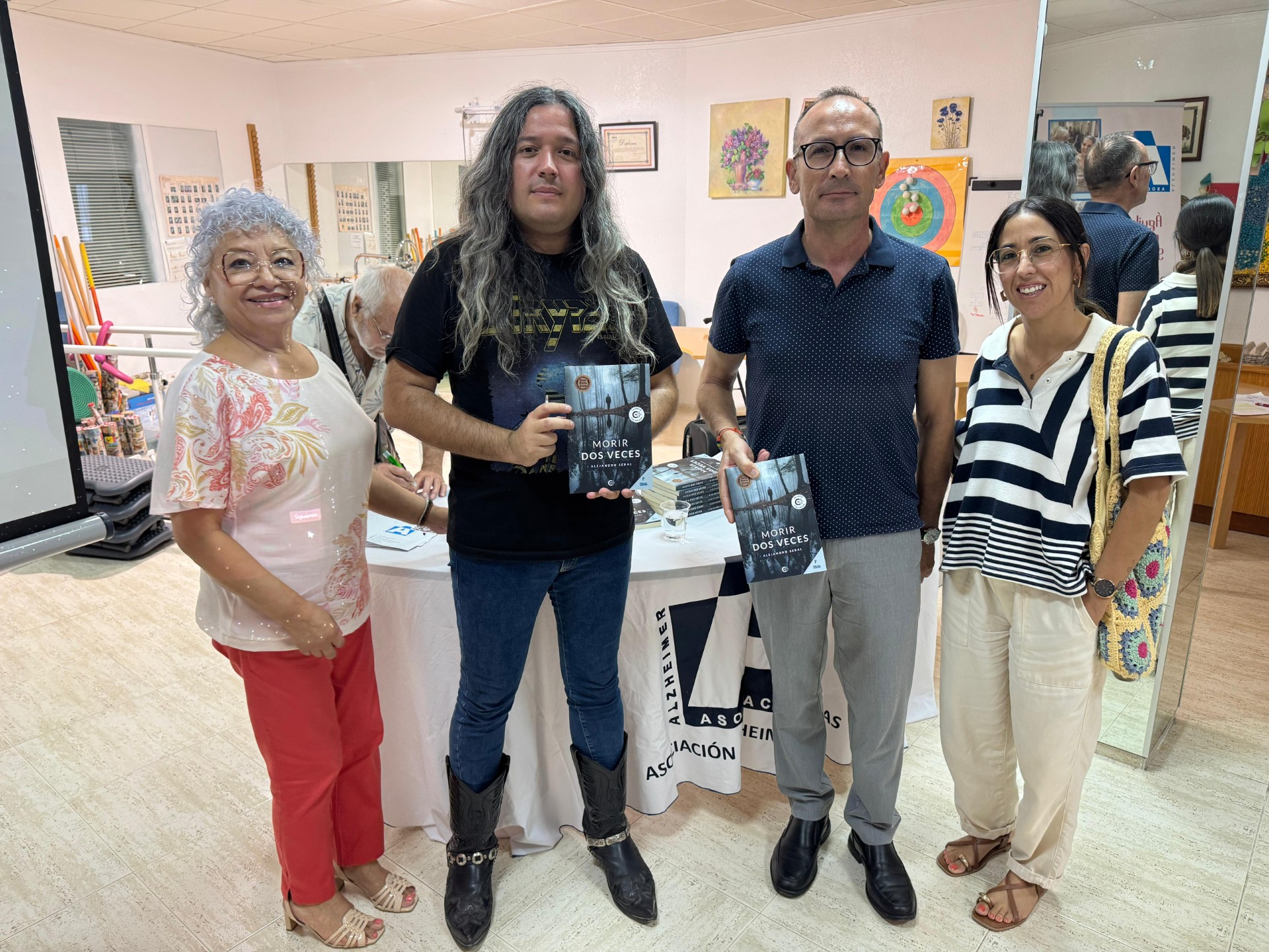 La sede de la Asociación Alzheimer Águilas acoge la presentación de la novela “Morir dos veces”