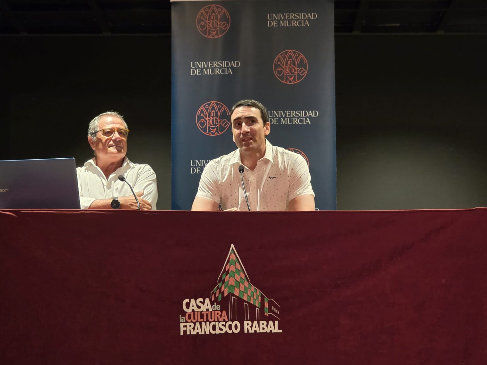 Las dos primeras ponencias del ciclo "Mirando al Mar" de la Universidad de Murcia llenan la Casa de Cultura