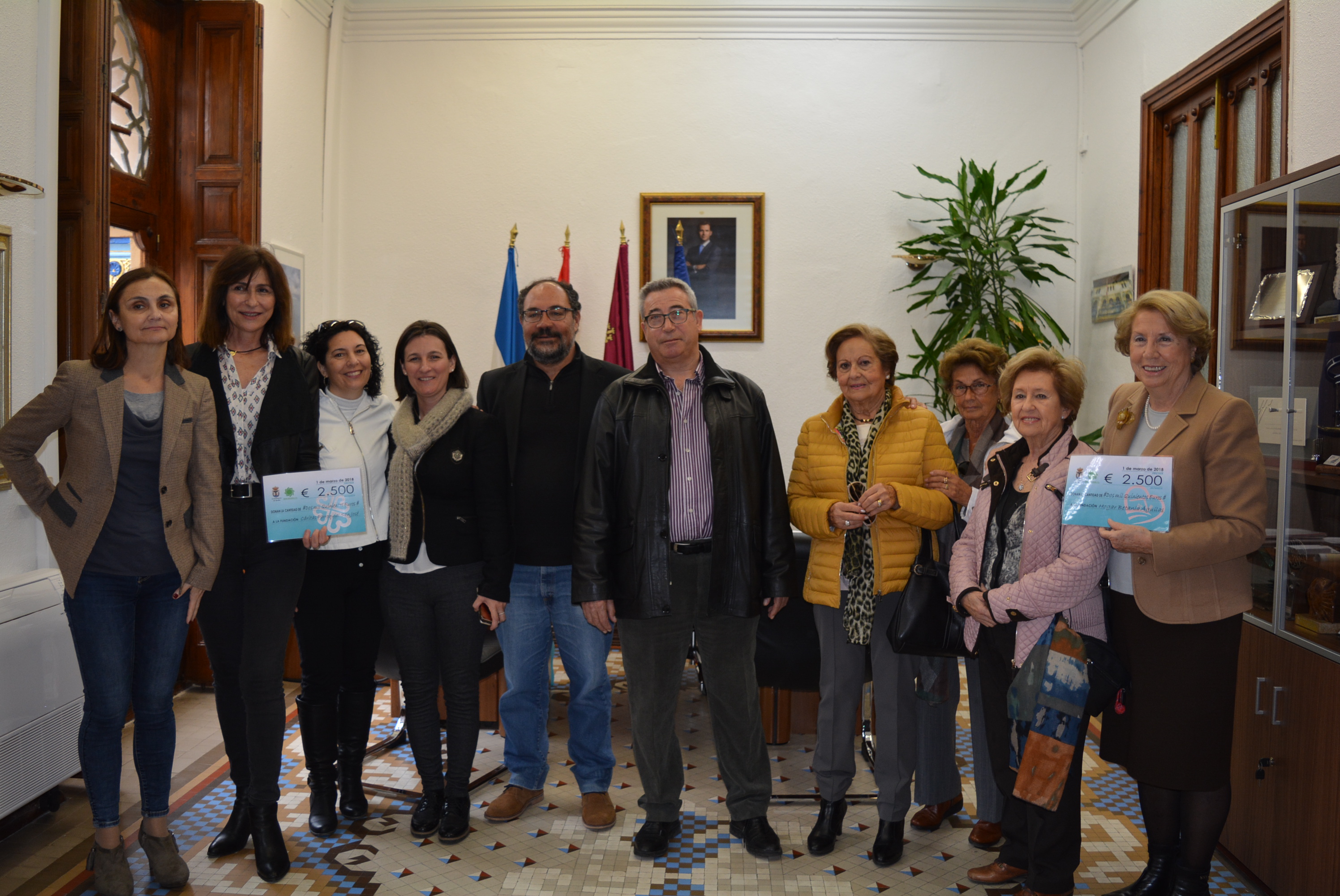 El Ayuntamiento entrega dos cheques de 2.500 euros a Cáritas y Hogar Betania procedentes del convenio con Verde Universal