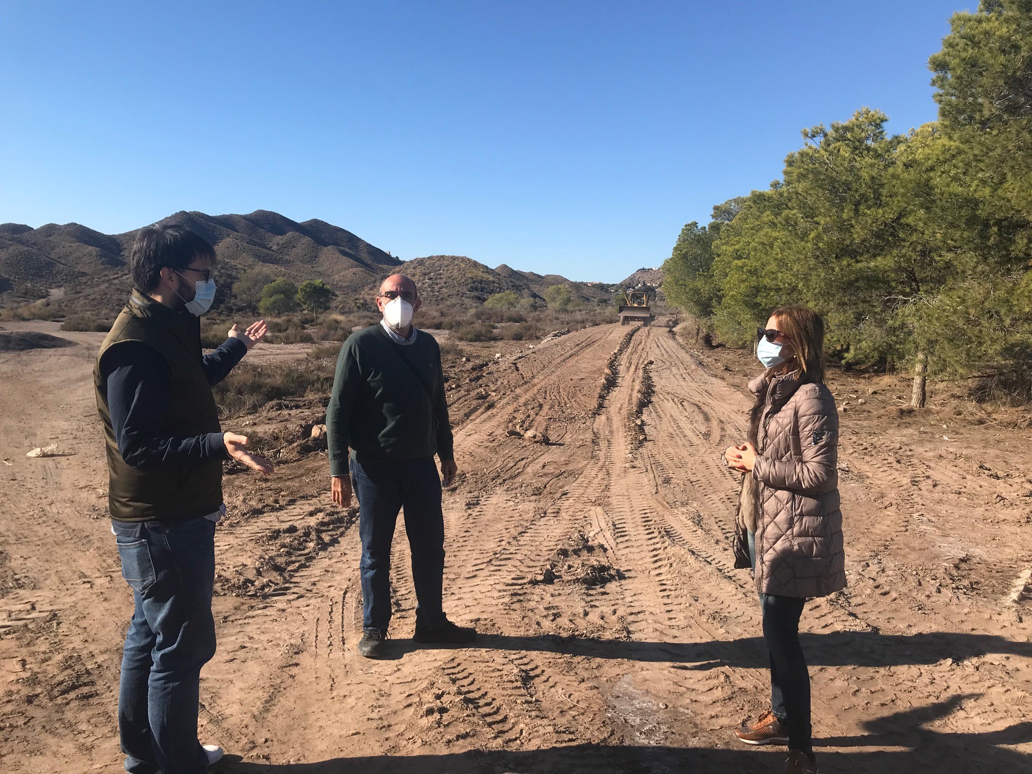 La alcaldesa de Águilas visita las obras del nuevo tramo de carril bici-peatonal que une Águilas con Calabardina