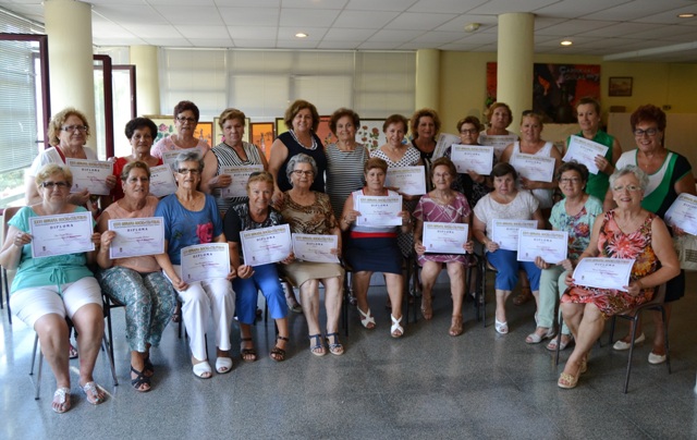 Las participantes del taller de manualidades para la Tercera Edad reciben sus diplomas 
