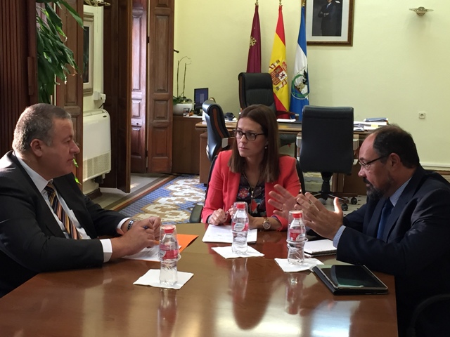 La construcción de un puente sobre la rambla de Las Culebras centra la atención de la reunión mantenida entre la alcaldesa y el  consejero de Fomento