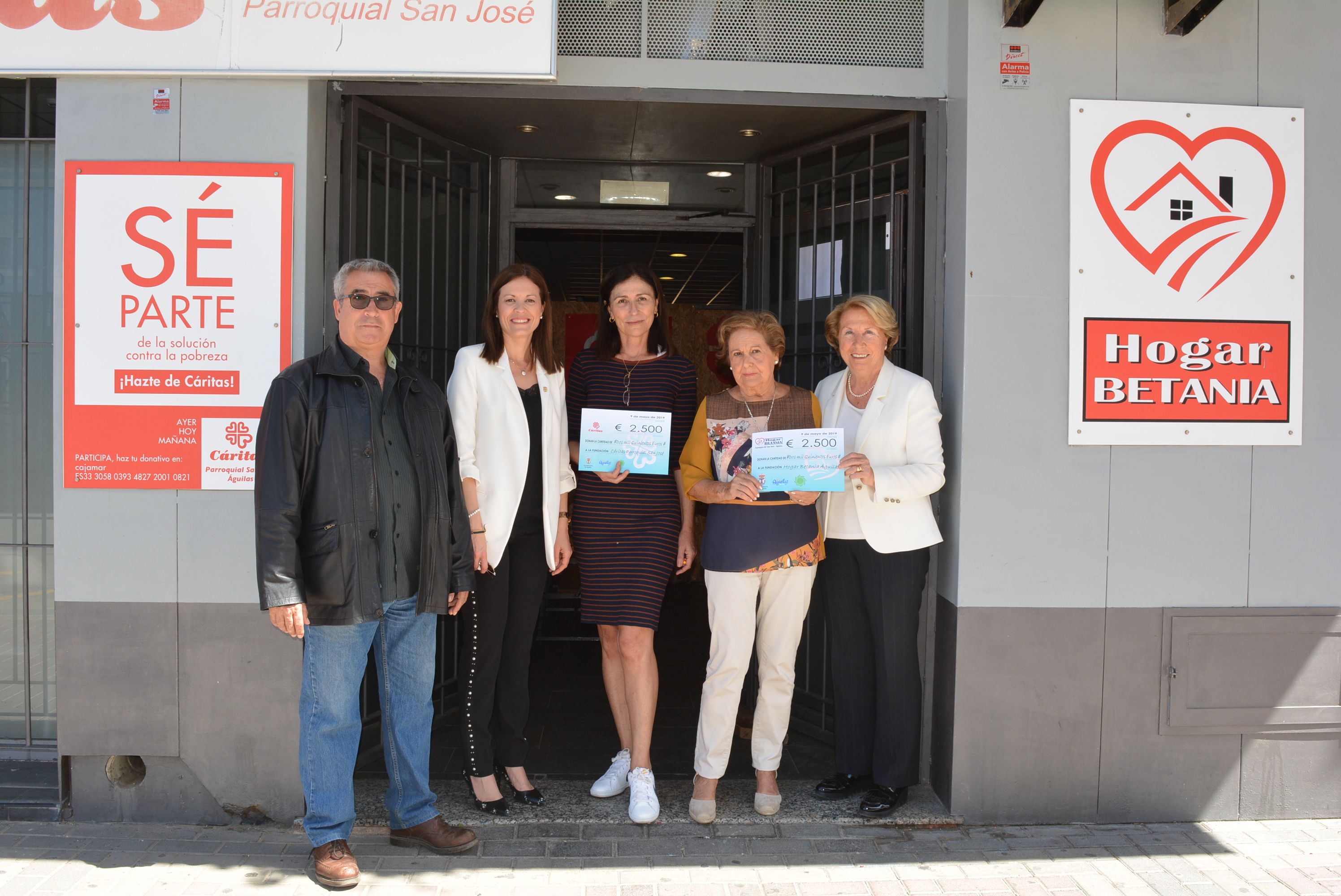 El Ayuntamiento entrega dos cheques de 2.500 euros a Cáritas y Hogar Betania procedentes del Convenio con Verde Universal 