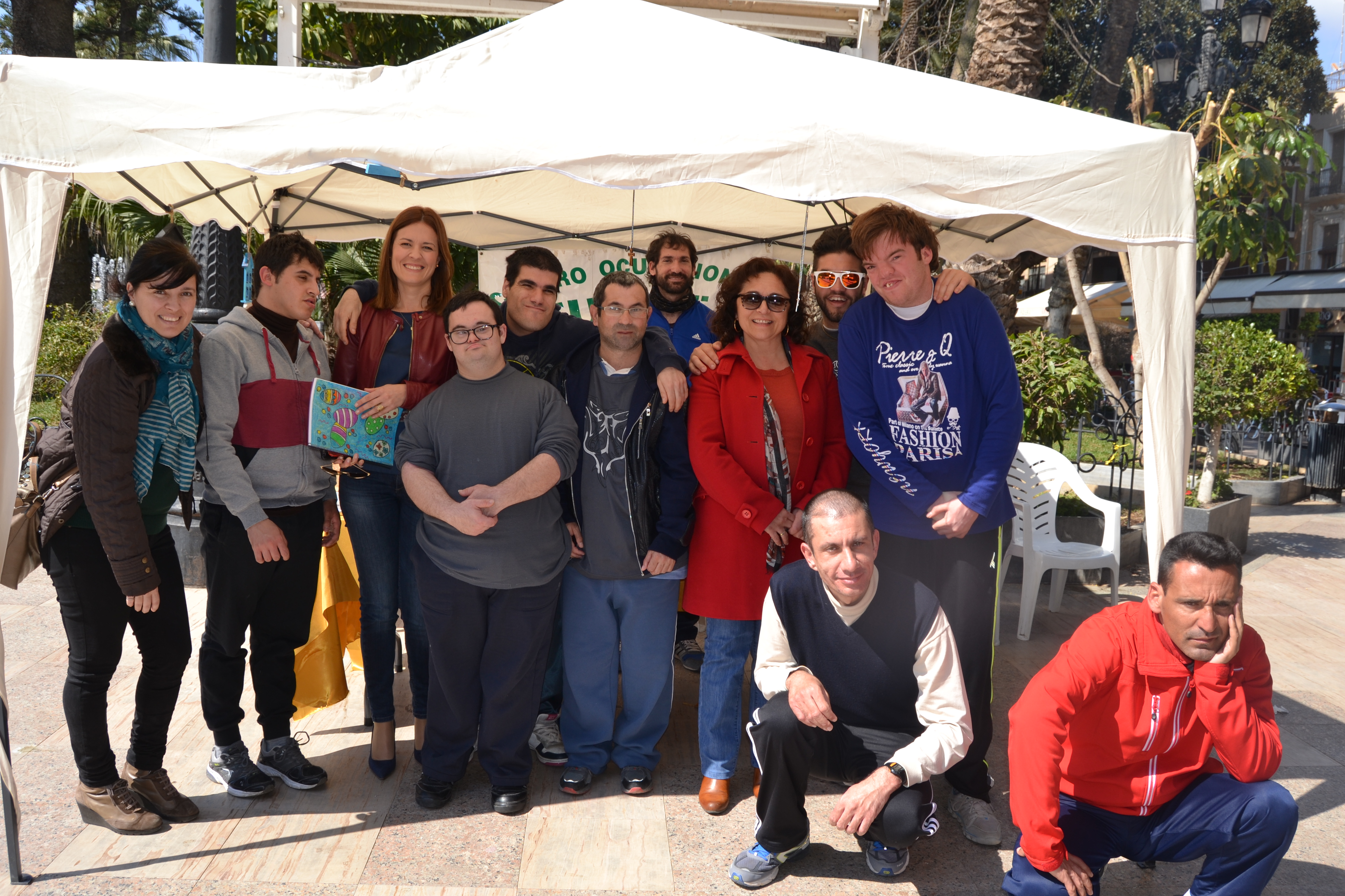 El Centro Ocupacional Urci instala un stand de manualidades en la Plaza de España