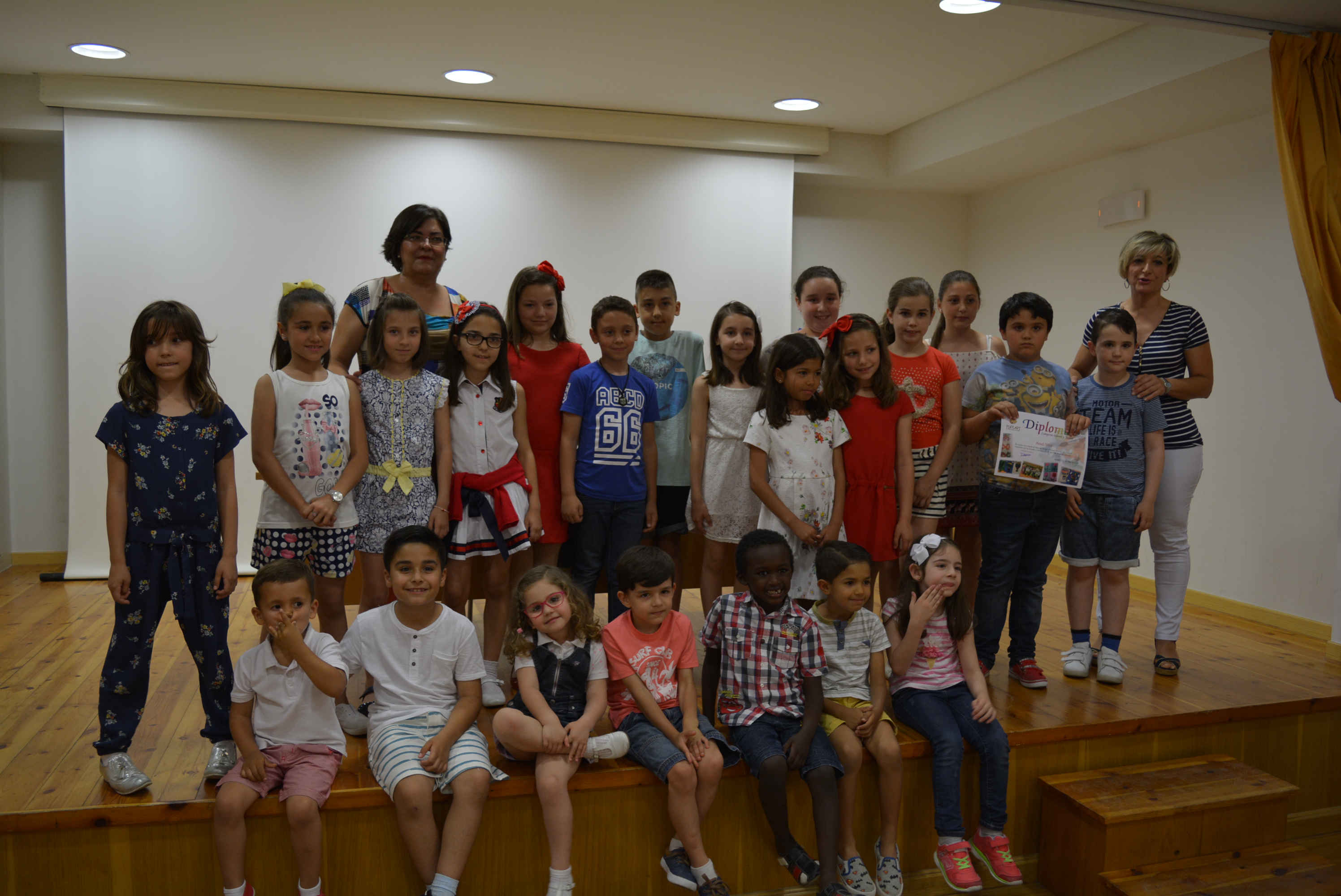 Los alumnos del taller de dibujo y pintura Pint-Art reciben sus diplomas de fin de curso 