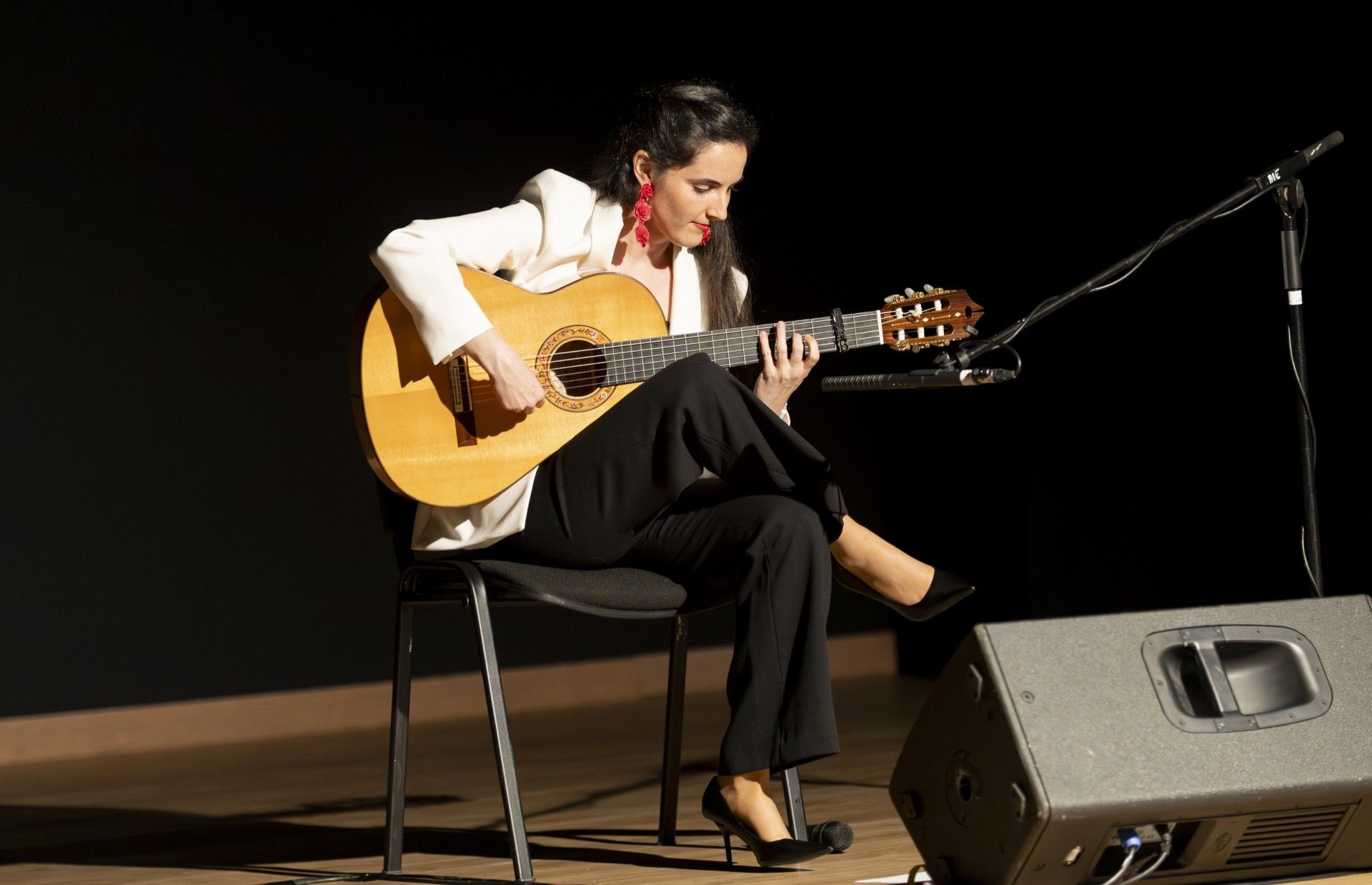 Teresa Jiménez rinde homenaje a Paco Rabal con un multitudinario concierto de guitarra flamenca