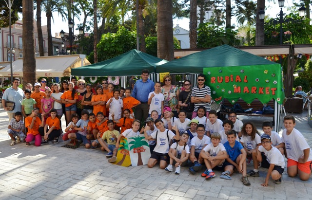 Alumnos de los colegios Ramón y Cajal y El Rubial instalan un “Minimarket” en la Plaza de España de Águilas 
