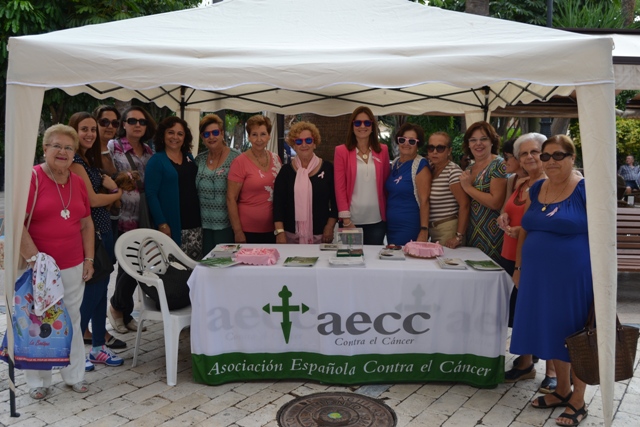 La Junta Local de la AECC instala una mesa informativa sobre el cáncer de mama