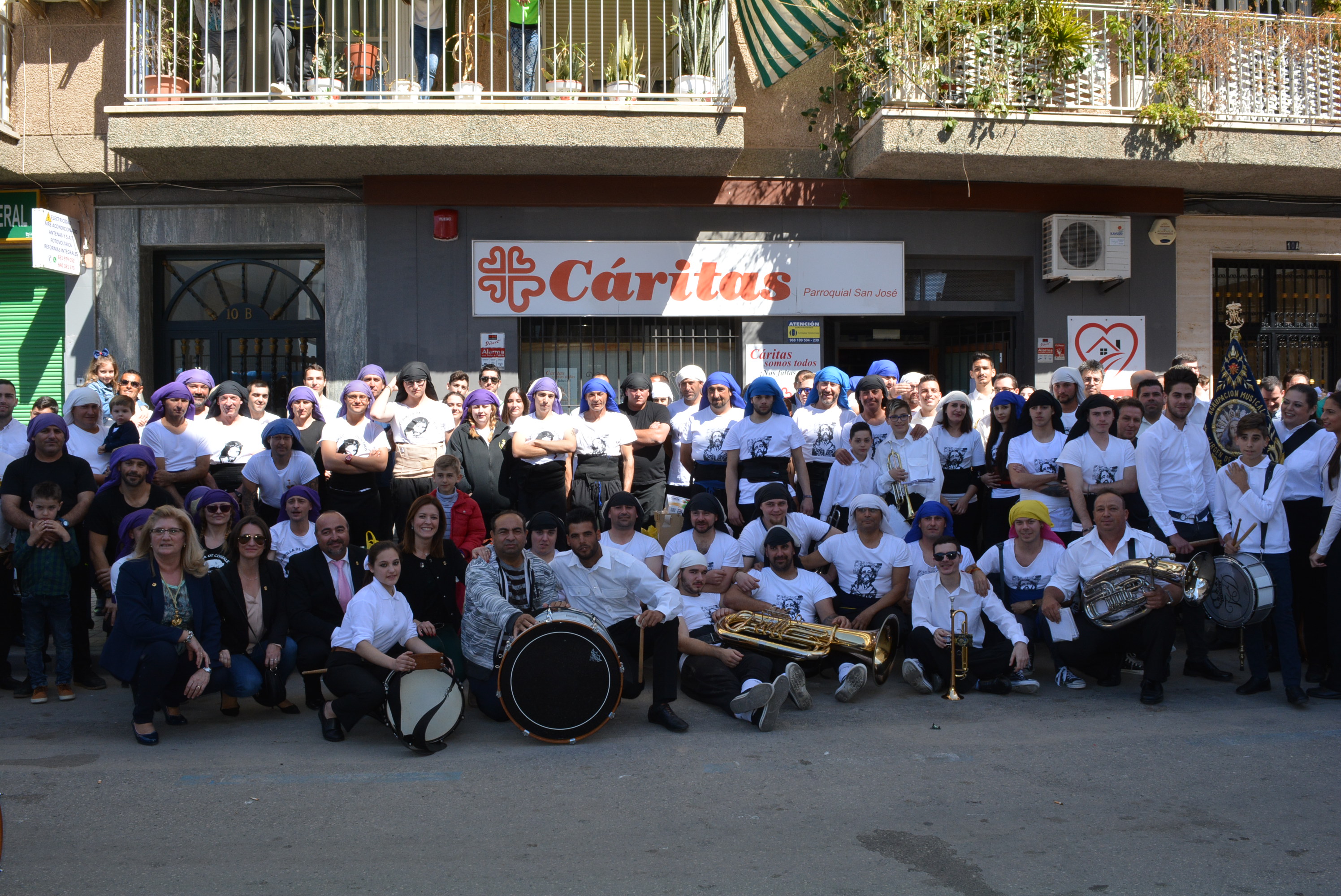 Los aguileños depositan sus “kilos de solidaridad” sobre los tronos del Nazareno y la Oración del Huerto