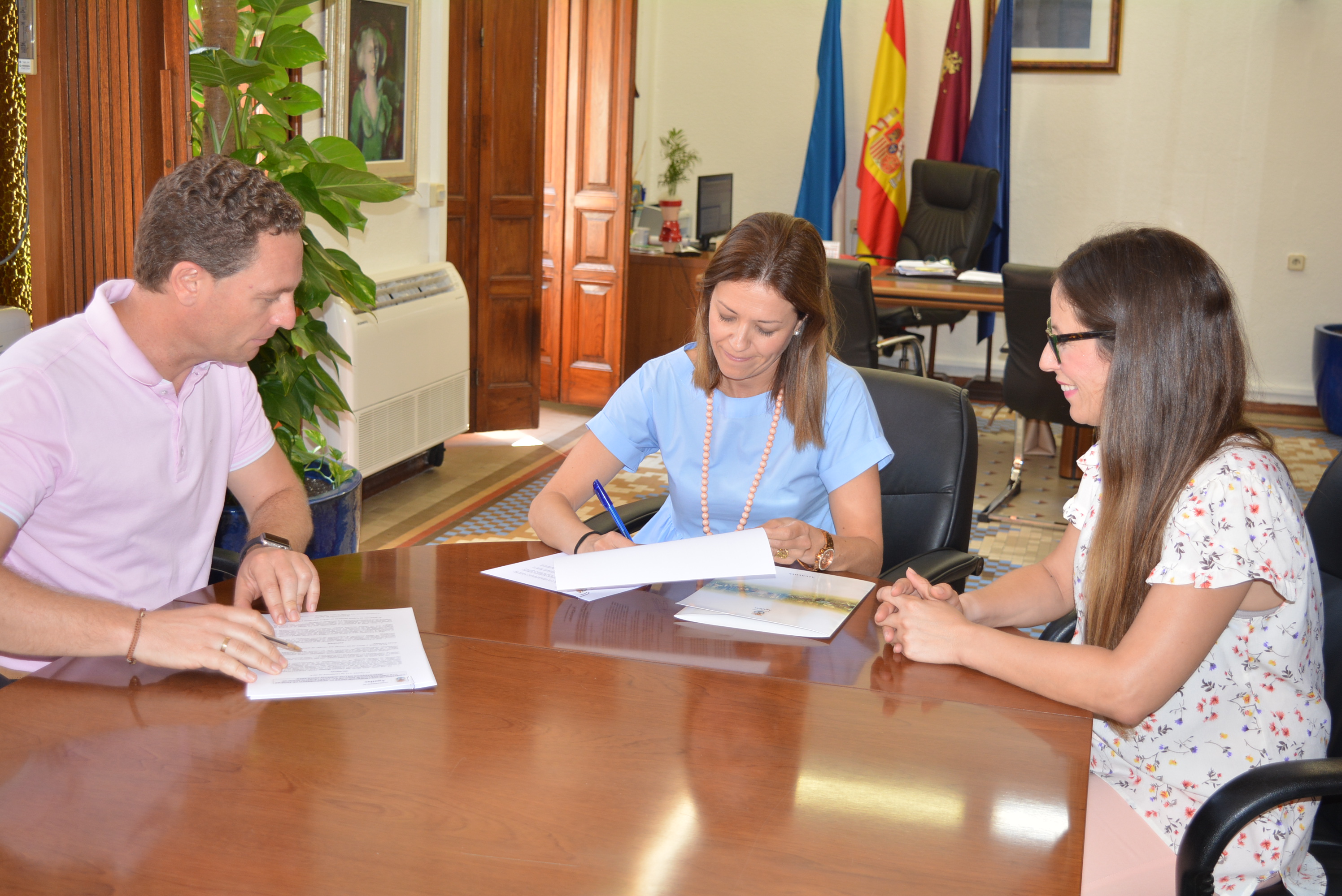 El Ayuntamiento suscribe un convenio de colaboración con Looije para la implantación de invernaderos escolares en los centros educativos aguileños