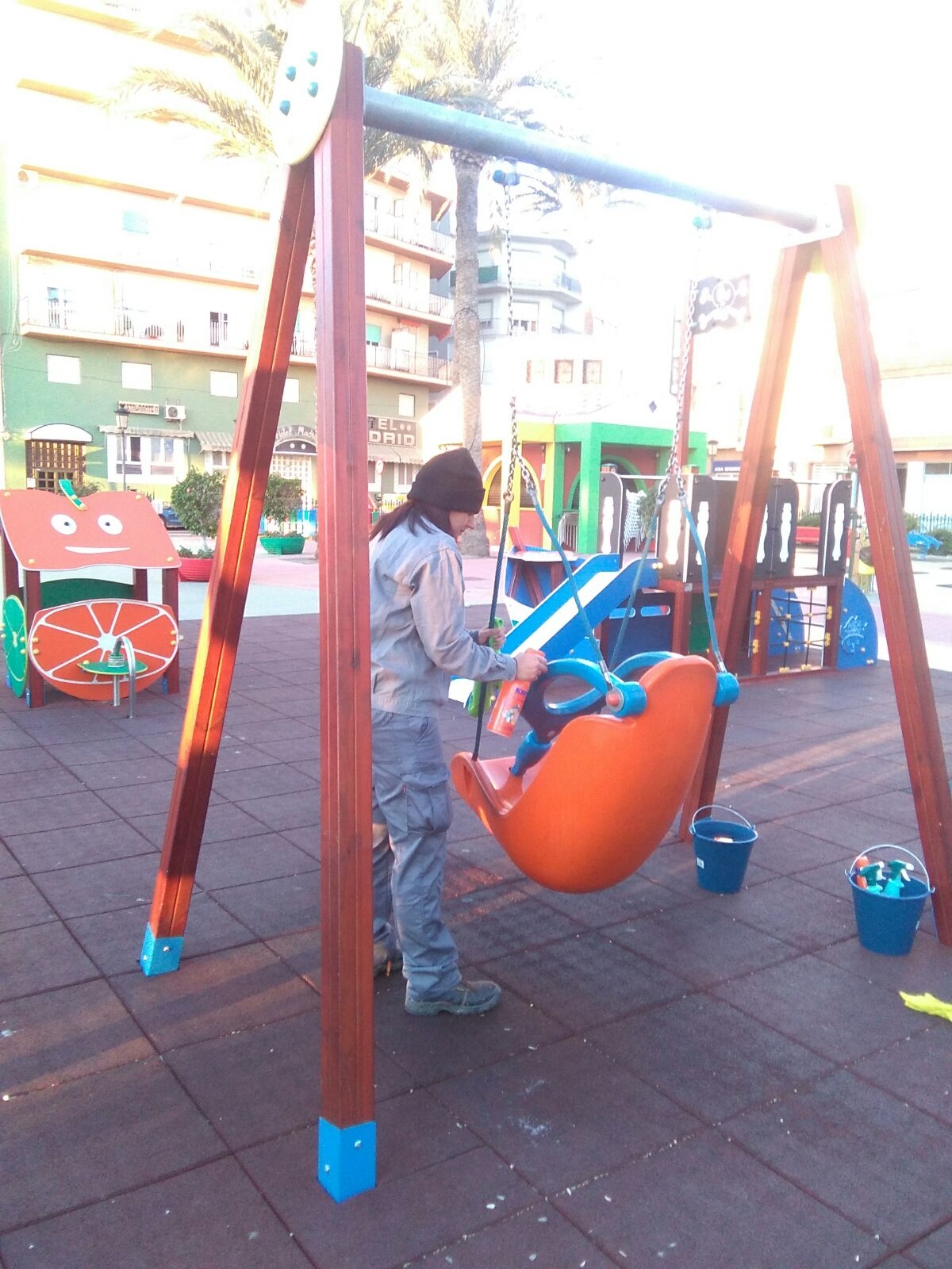 El Ayuntamiento pone en marcha un plan especial de limpieza y desinfección de parques infantiles