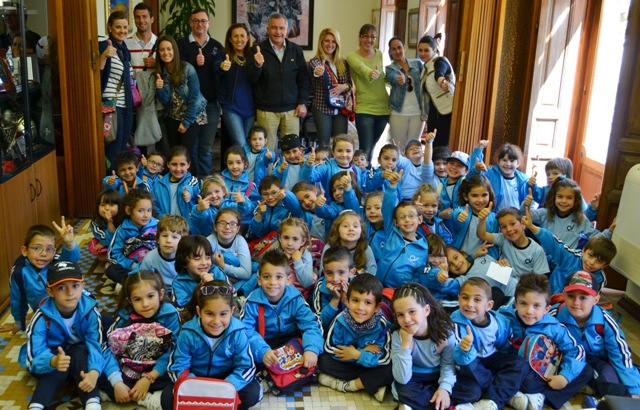 Alumnos del colegio Carlos V visitan el Ayuntamiento de Águilas 