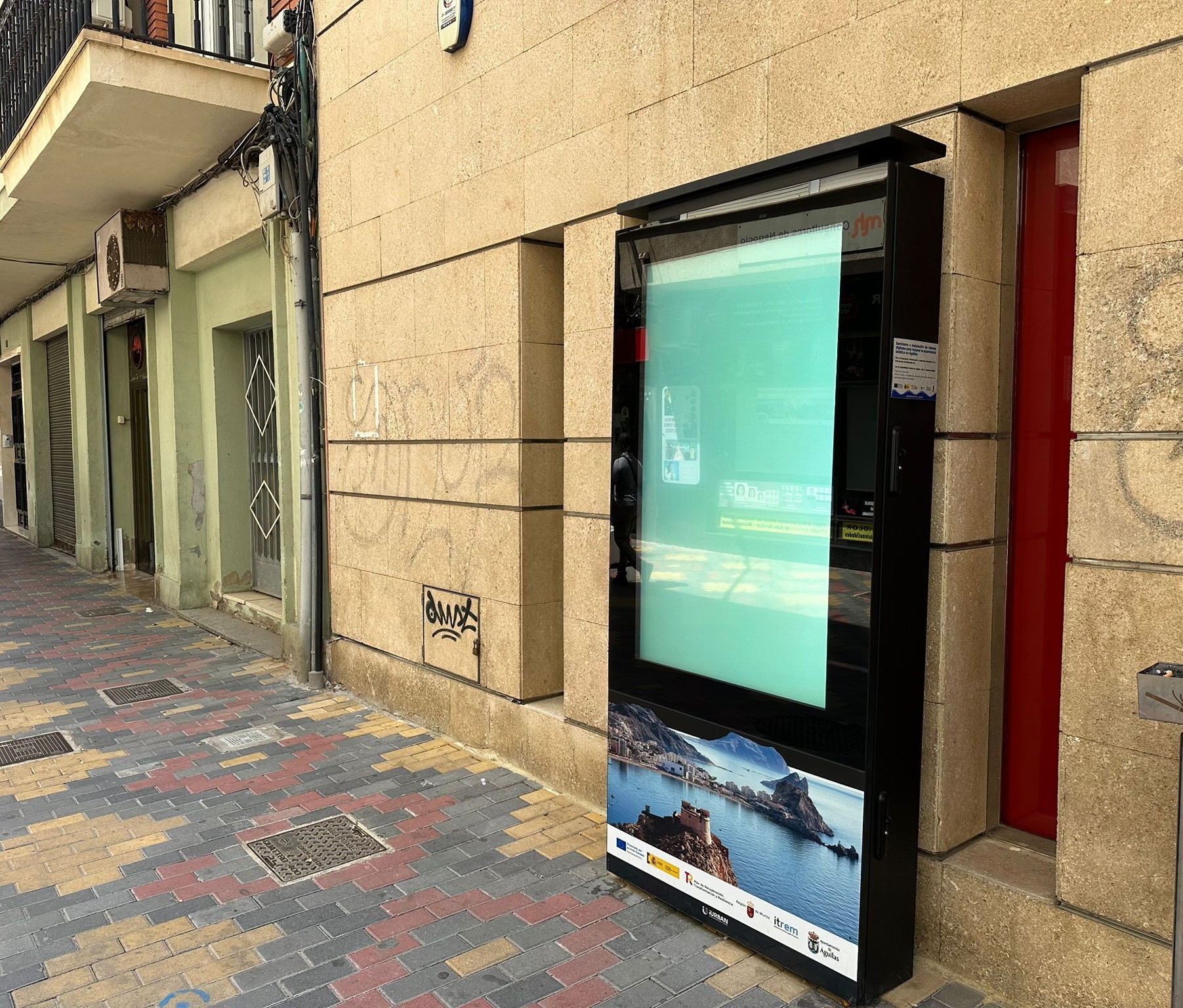 El Ayuntamiento de Águilas moderniza la experiencia turística con la instalación de tótems y atriles digitales interactivos