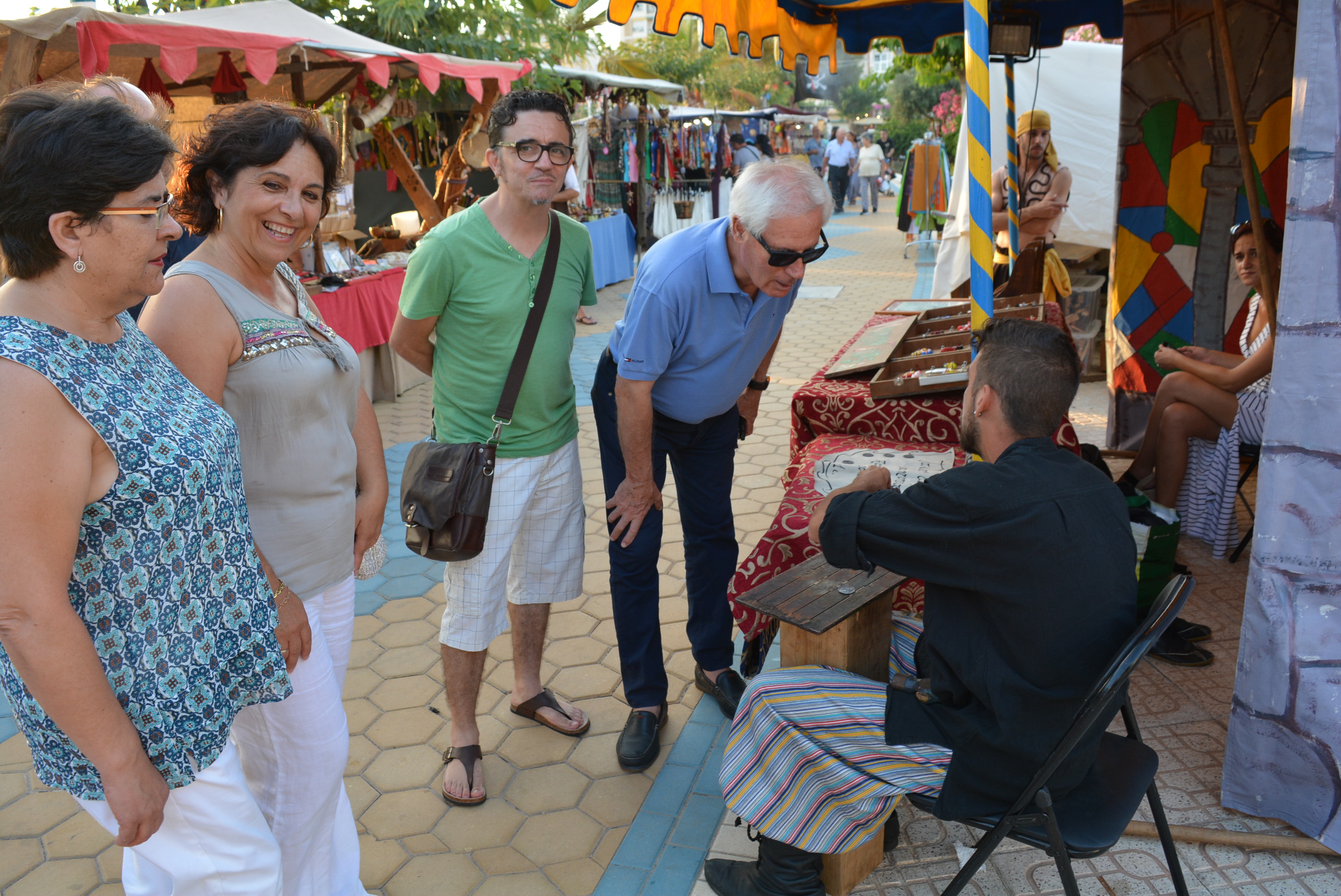 La playa de La Colonia es tomada por piratas y corsarios en el primer mercadillo temático del verano