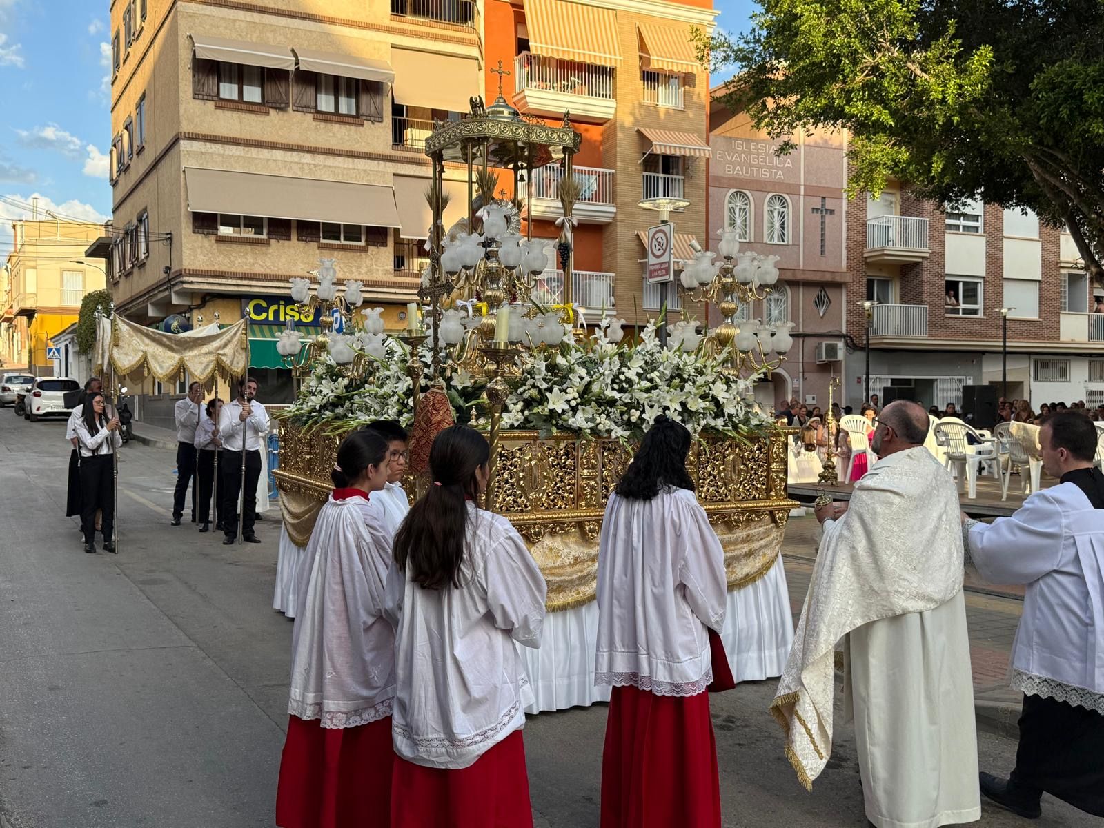 La procesión del Corpus Christi recorre las calles de la localidad