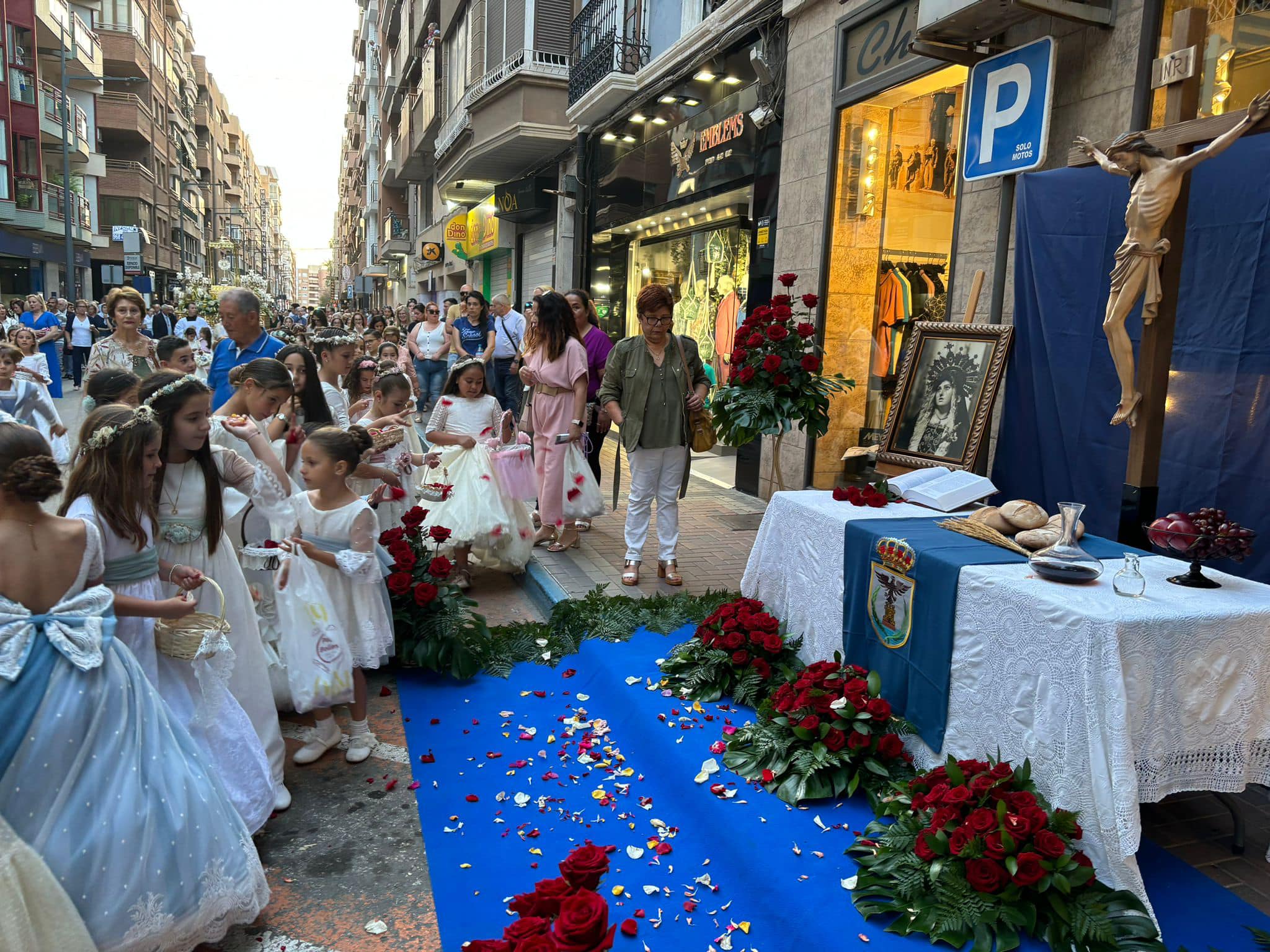 La procesión del Corpus Christi recorre las calles de la localidad