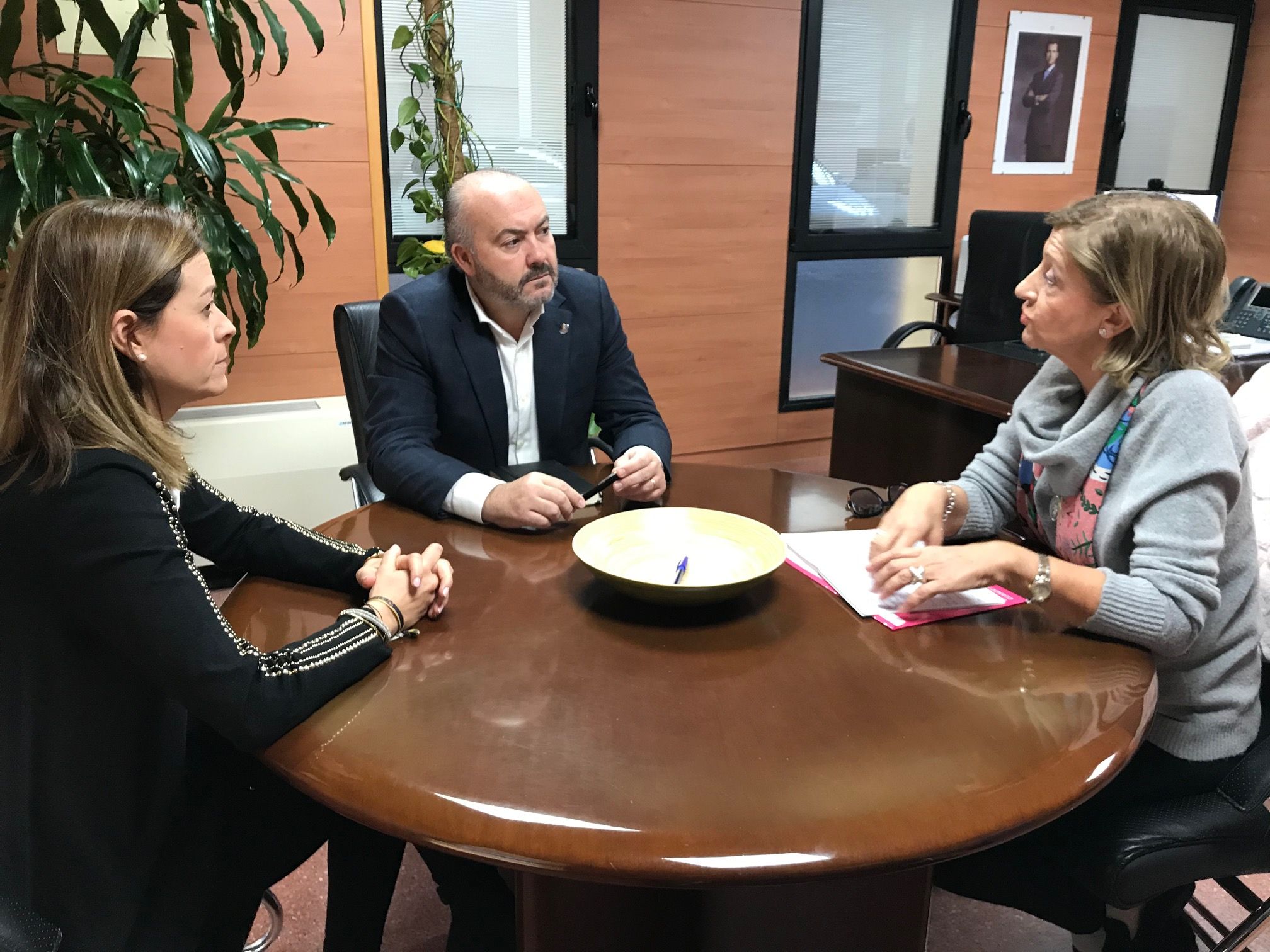 La alcaldesa y la edil de Sanidad trasladan al gerente del Área III su preocupación por las listas de espera que afectan a los aguileños