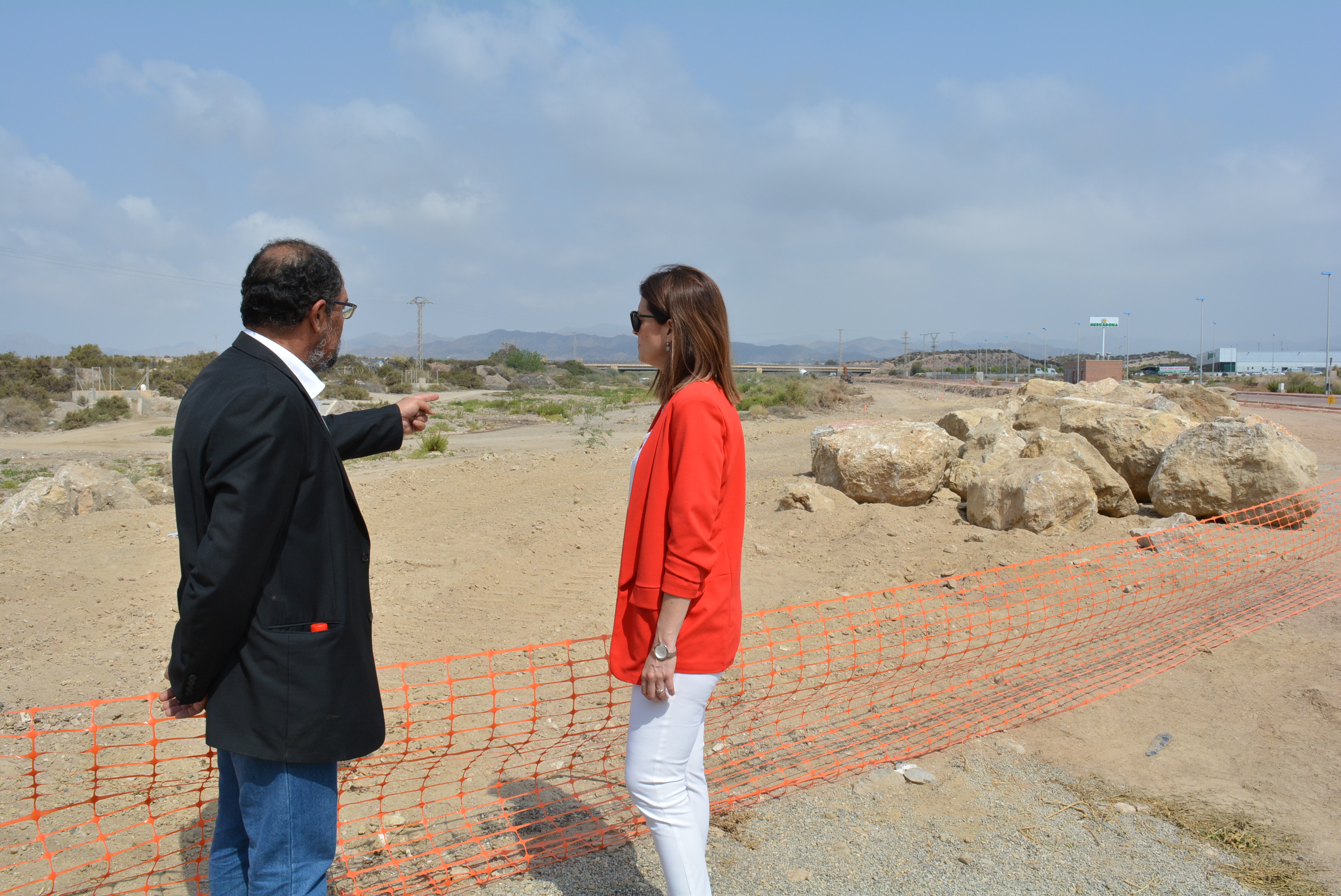 La alcaldesa y el edil de Urbanismo supervisan las obras de adecuación de la margen de la rambla del Cañarete  