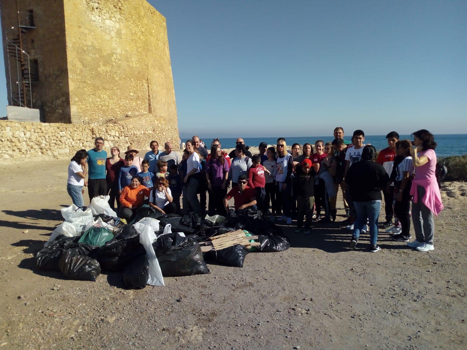 Desde la concejalía de medio ambiente se ha llevado a cabo una jornada de concienciación y cuidado del medio ambiente en la costa de Cabo Cope