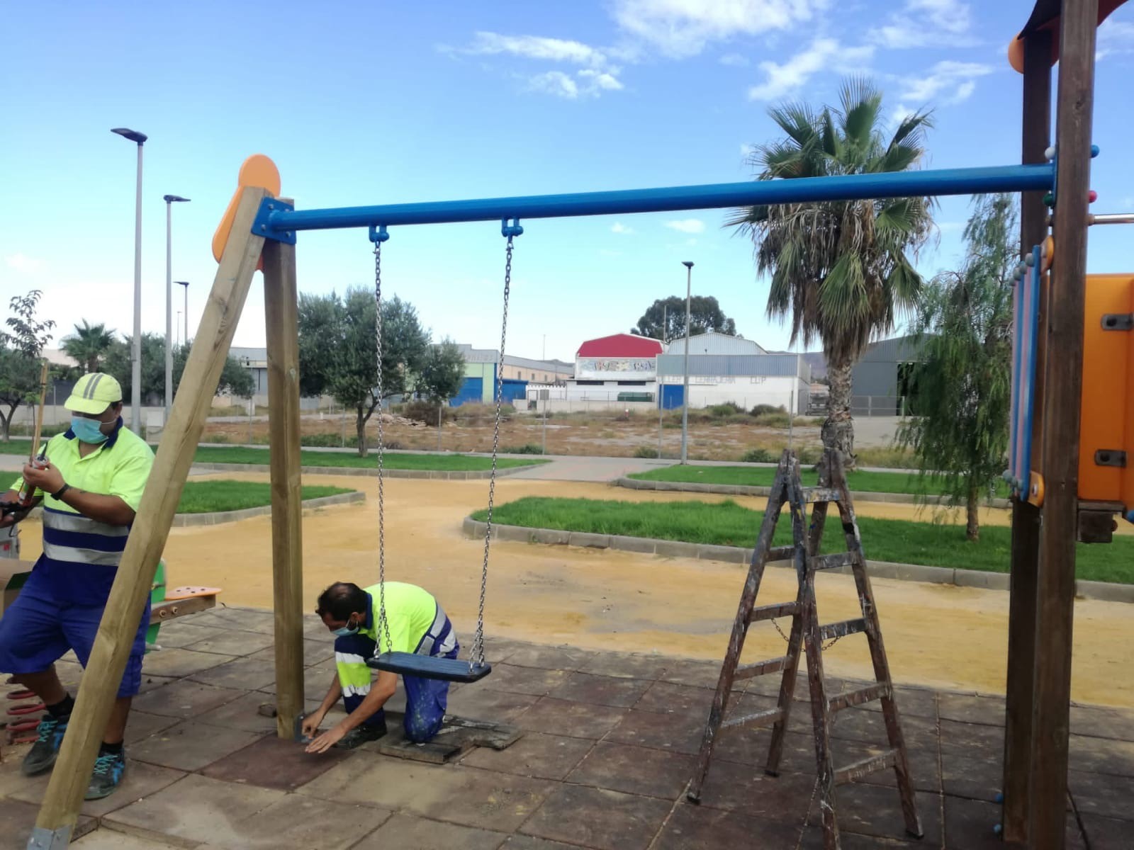 Continúan los trabajos de mantenimientos de la zona verde de Los Jardines