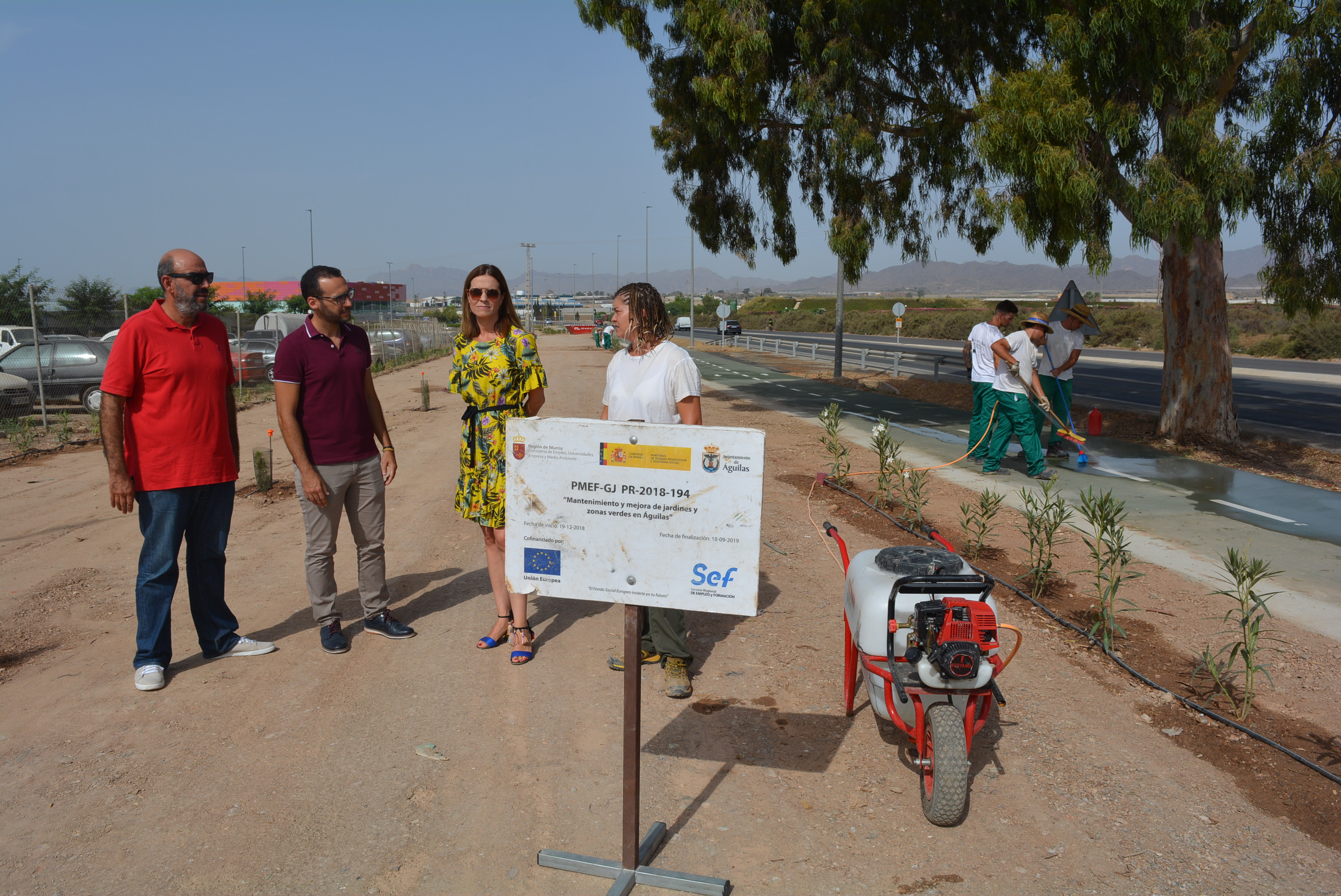 La alcaldesa y el edil de Desarrollo Económico y Formación supervisan las actuaciones de los participantes en el Programa Mixto de Empleo y Formación dirigido a jóvenes beneficiarios de Garantía Juvenil