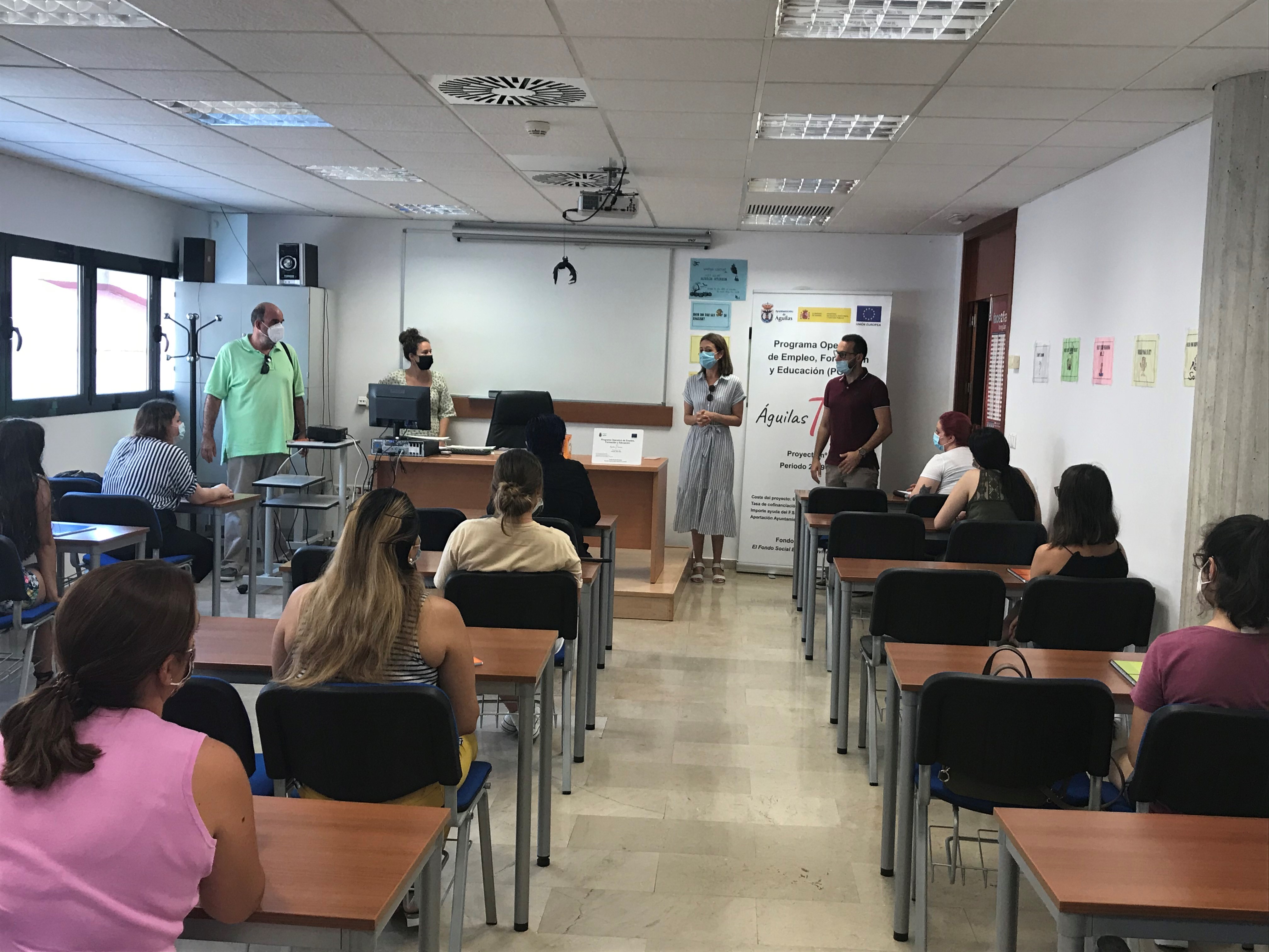 La alcaldesa visita a los participantes del itinerario de inserción laboral “Servicios auxiliares de estética”